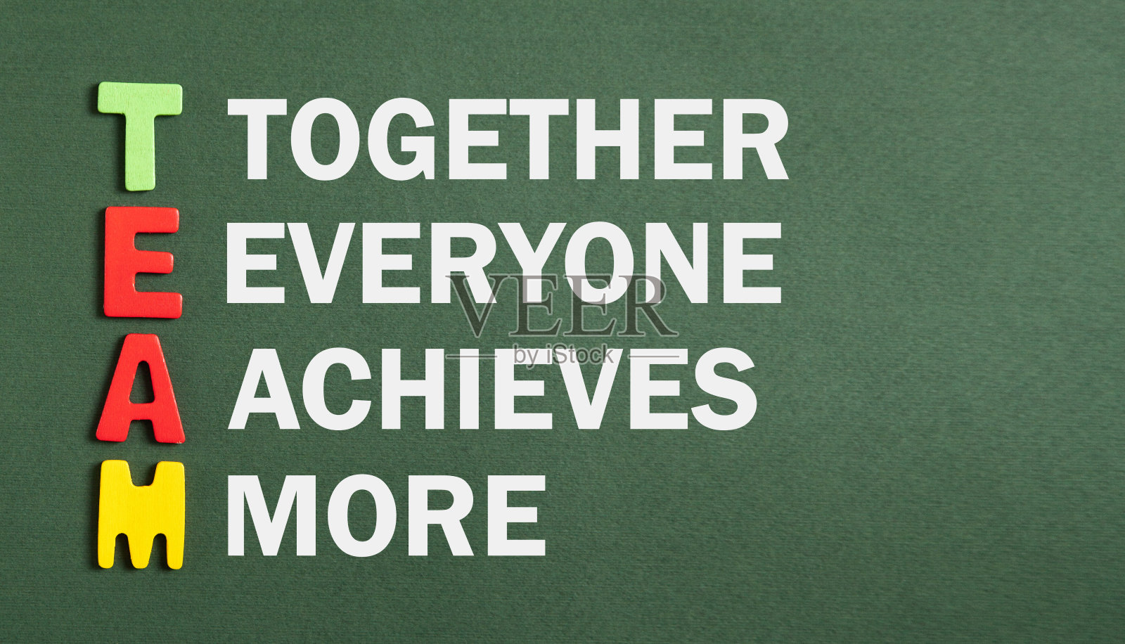 绿色背景上的彩色文字组。照片摄影图片