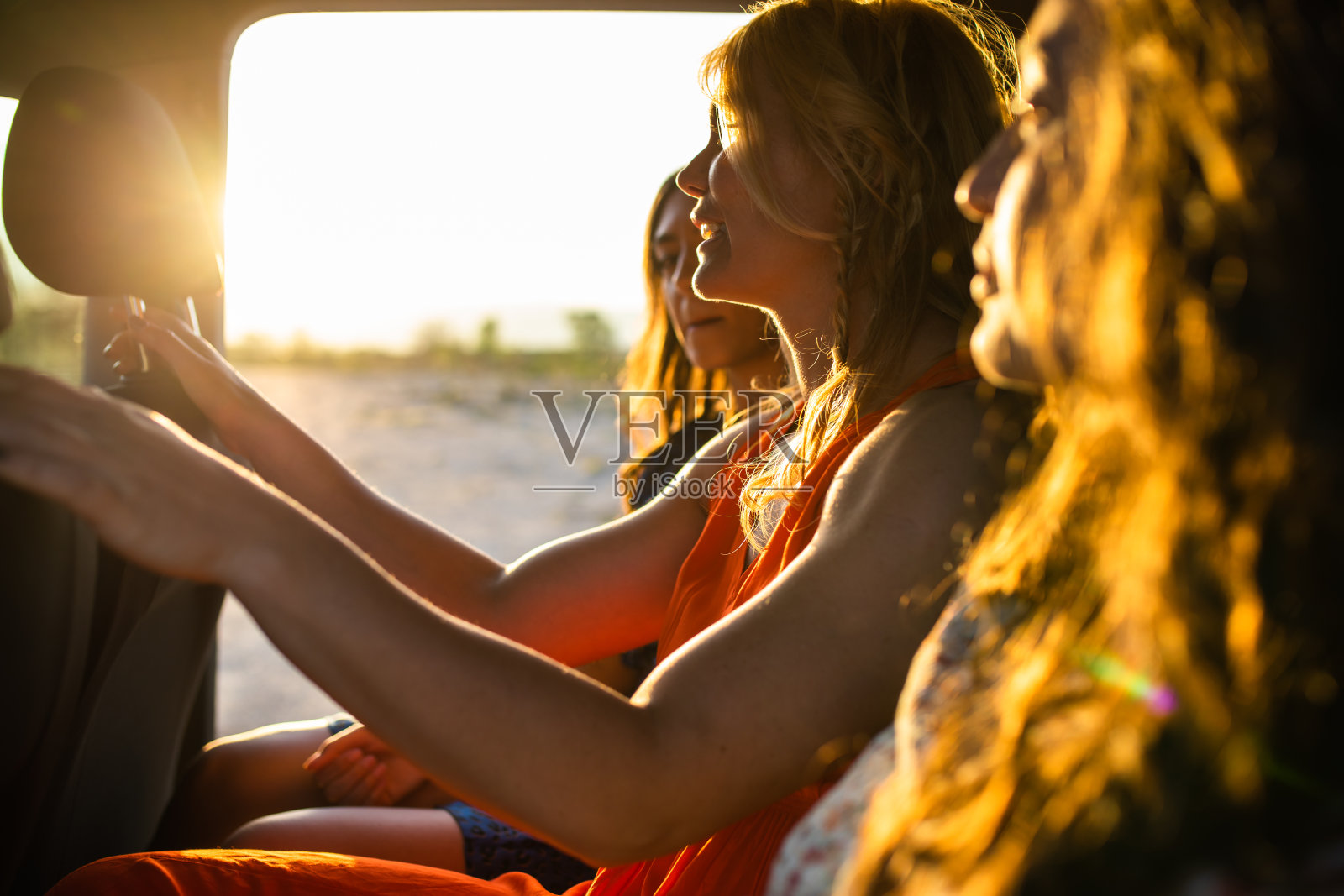 货车后座上的朋友照片摄影图片