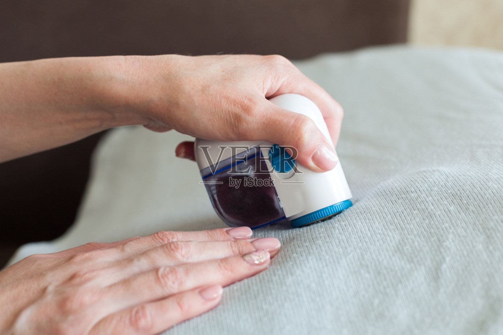 用该装置去除日常衣物上的羊毛颗粒照片摄影图片