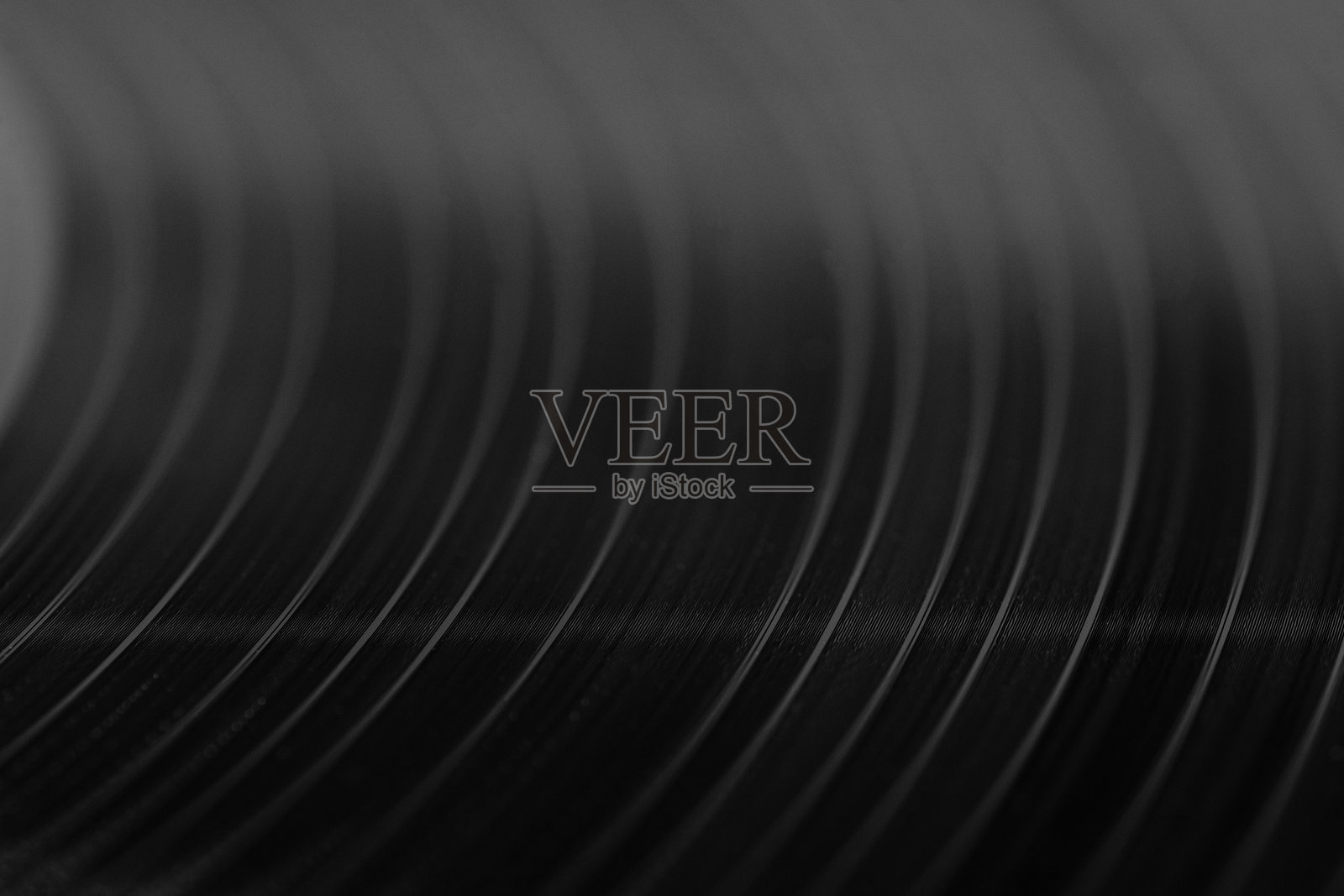 配有音轨的黑色乙烯基板。照片摄影图片