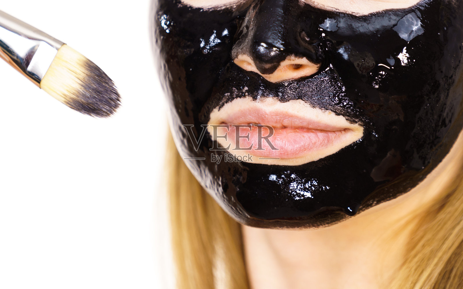 在脸上敷黑泥面膜的女人照片摄影图片