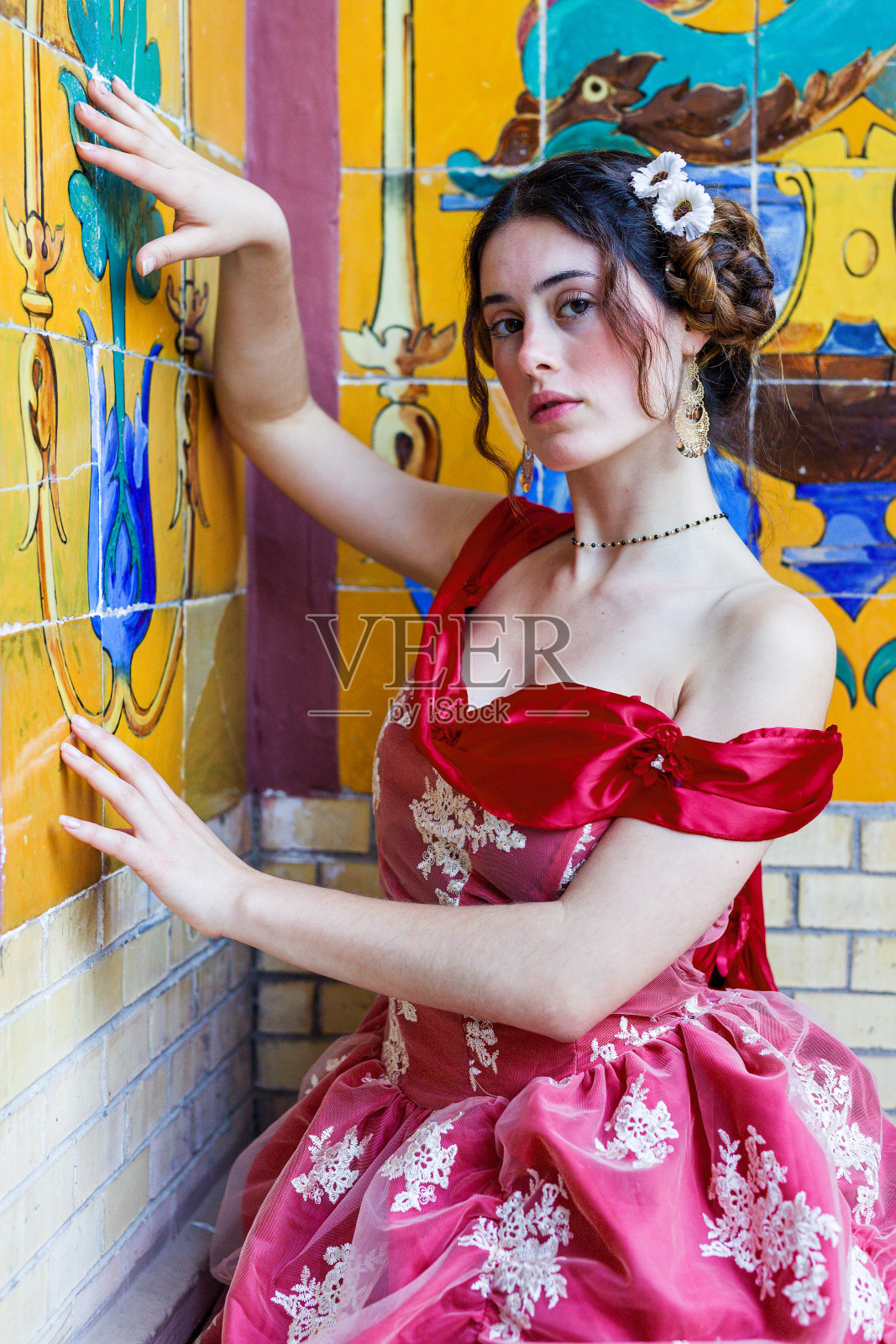 19世纪穿着红色连衣裙摆姿势的维多利亚妇女照片摄影图片