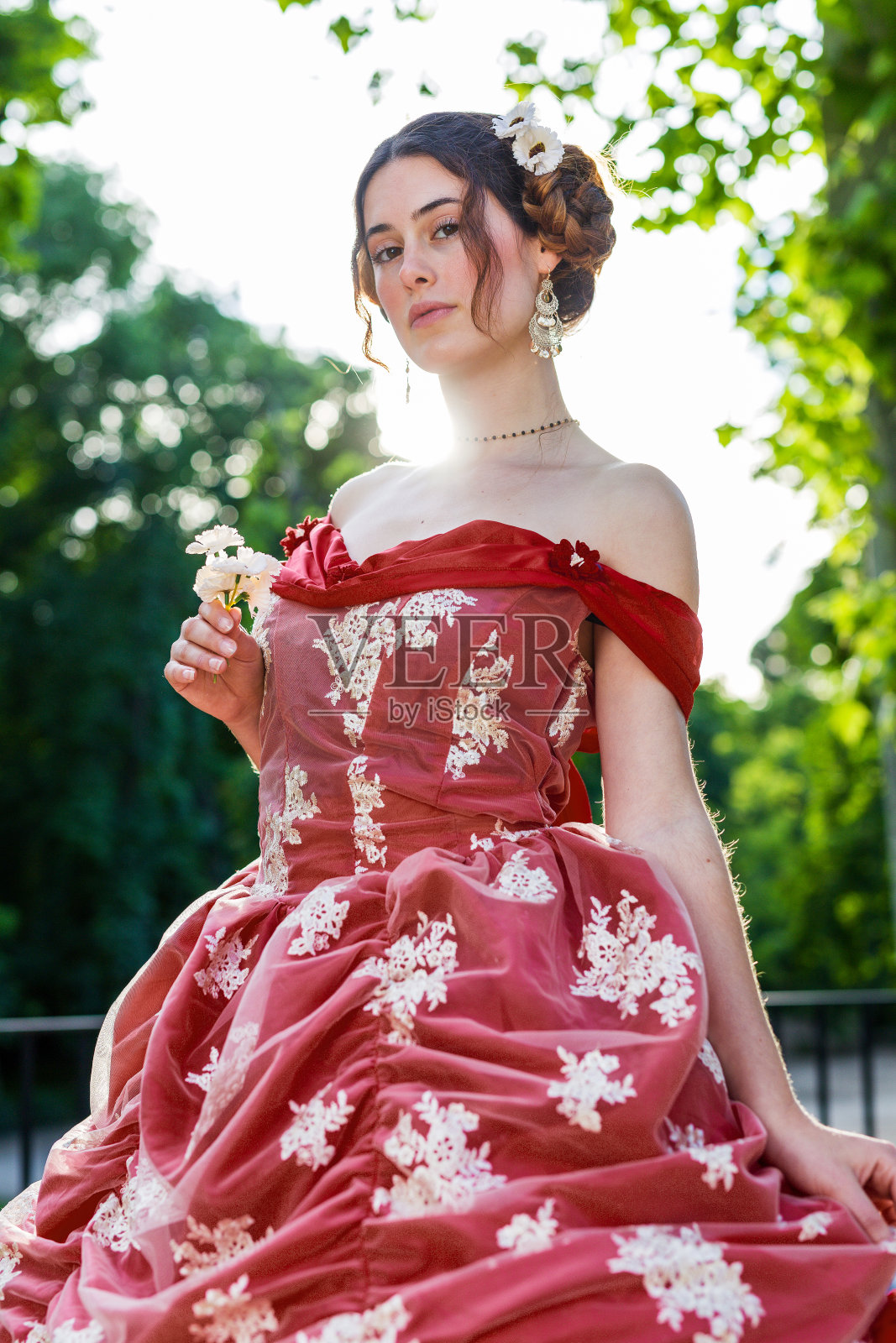 19世纪穿着红色连衣裙摆姿势的维多利亚妇女照片摄影图片