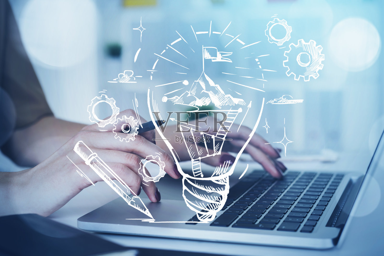 女人的手在笔记本电脑，灯泡与铅笔和齿轮绘图照片摄影图片