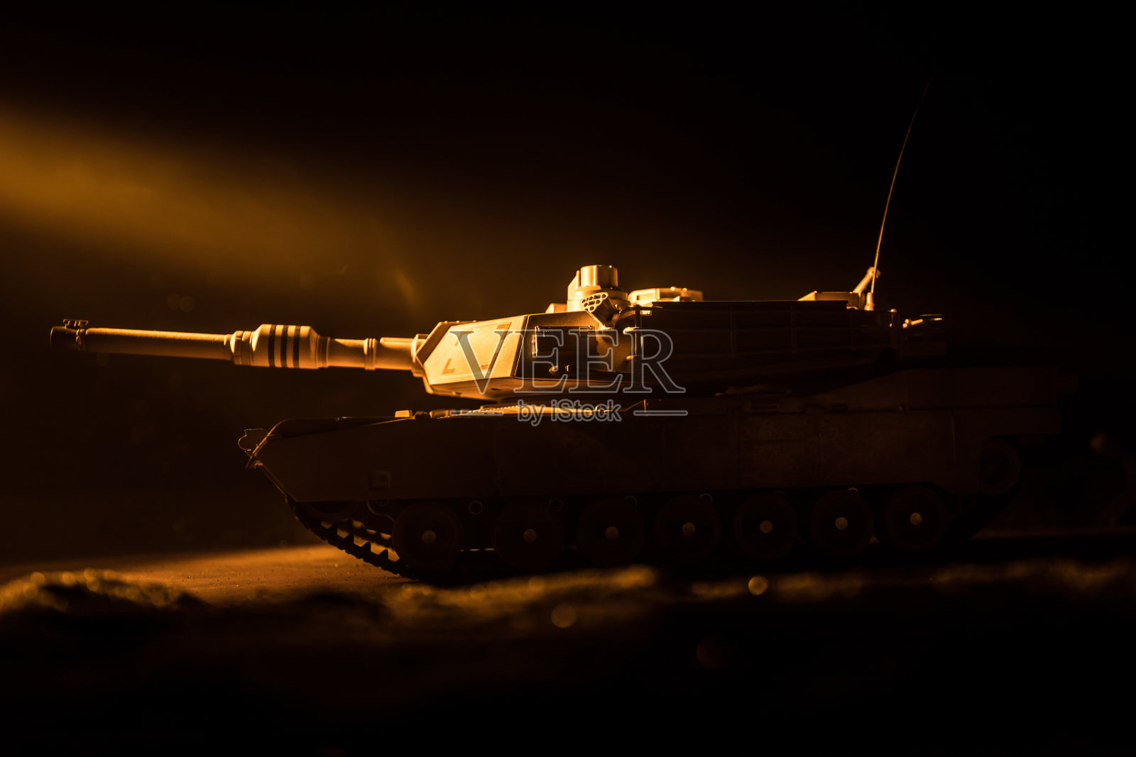 战争的概念。装甲车辆剪影战斗场景的战争，雾蒙蒙的天空背景在晚上。美国坦克准备战斗。照片摄影图片