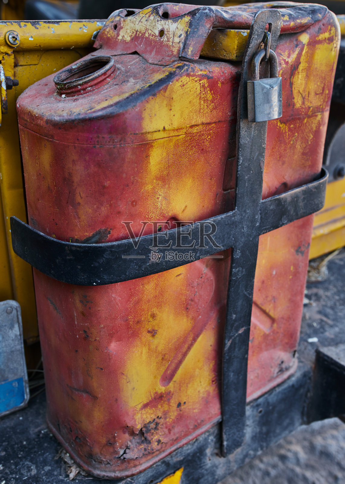 一辆旧车上生锈的油罐油箱照片摄影图片