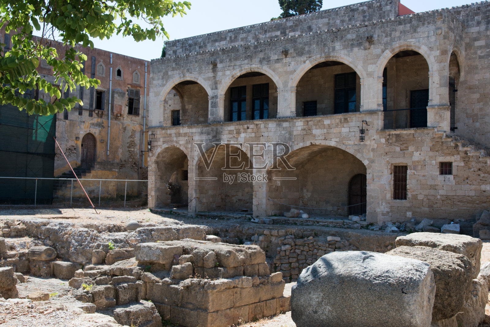 希腊罗德老城的历史建筑和废墟照片摄影图片