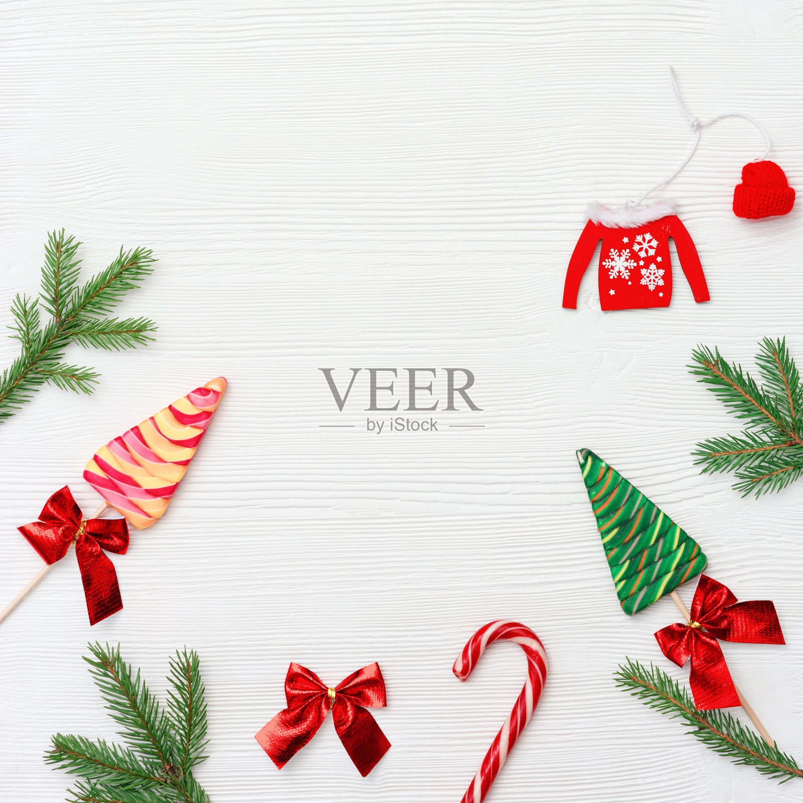 圣诞糖果什锦俯视图，绿枞树枝。灿烂的新年糖果和棒棒糖。照片摄影图片