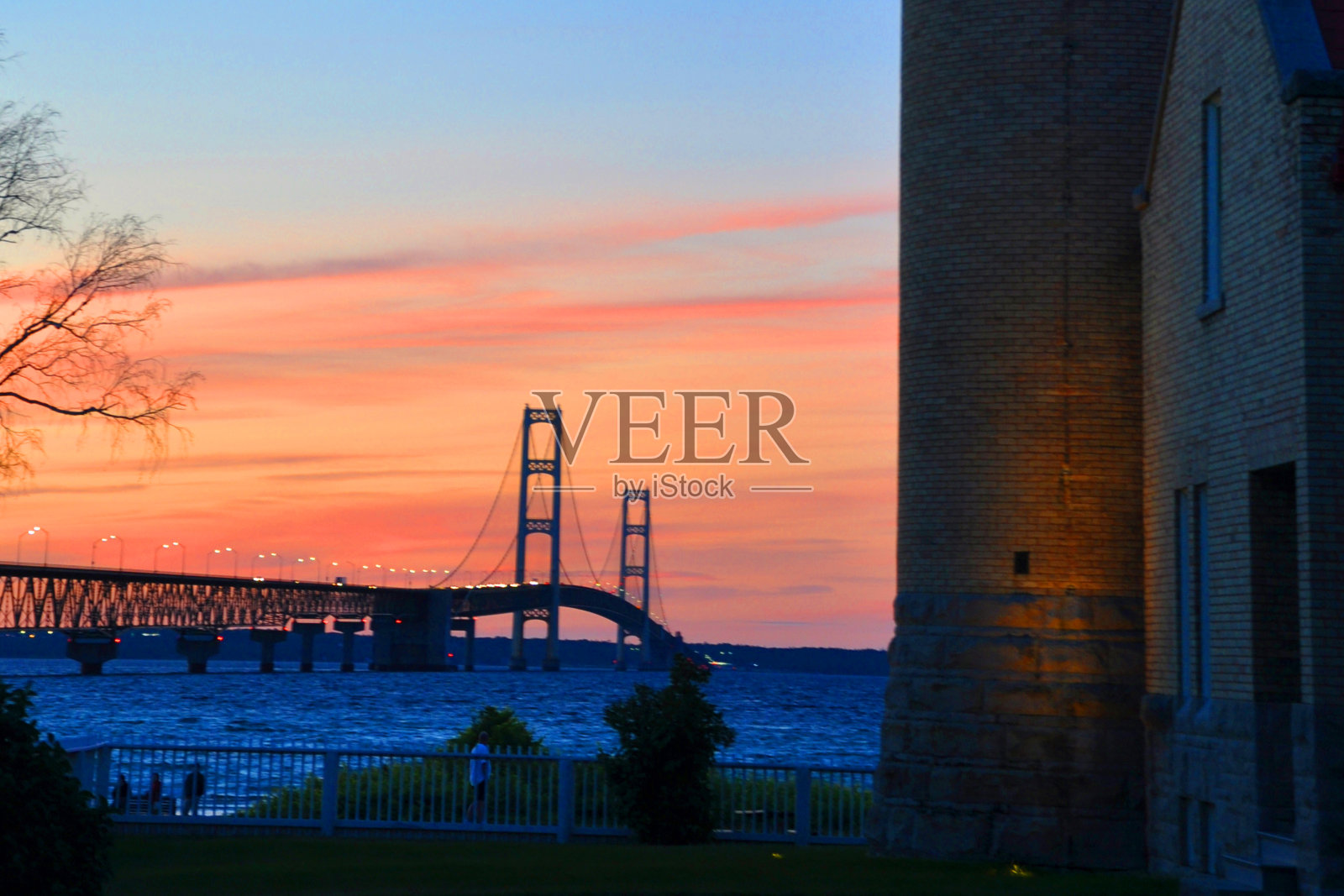 日落-麦基诺桥在麦基诺点灯塔-密歇根照片摄影图片