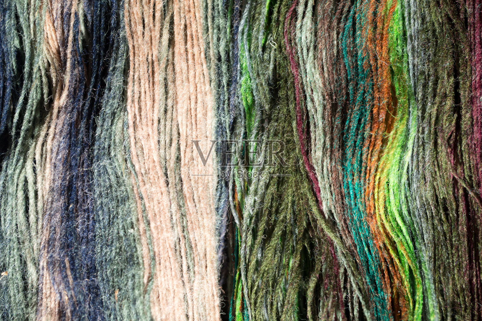 纱线由天然材料制成，颜色多样照片摄影图片