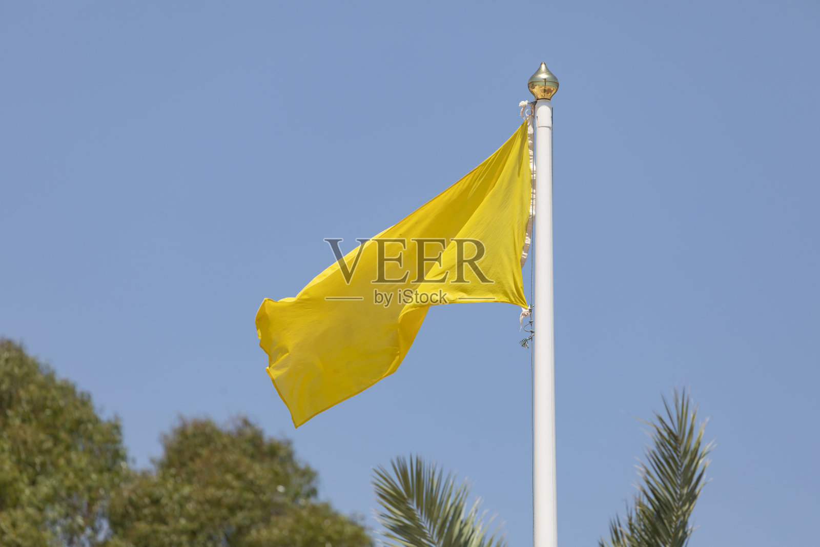 西班牙海滩上悬挂着紧急黄色旗帜。照片摄影图片