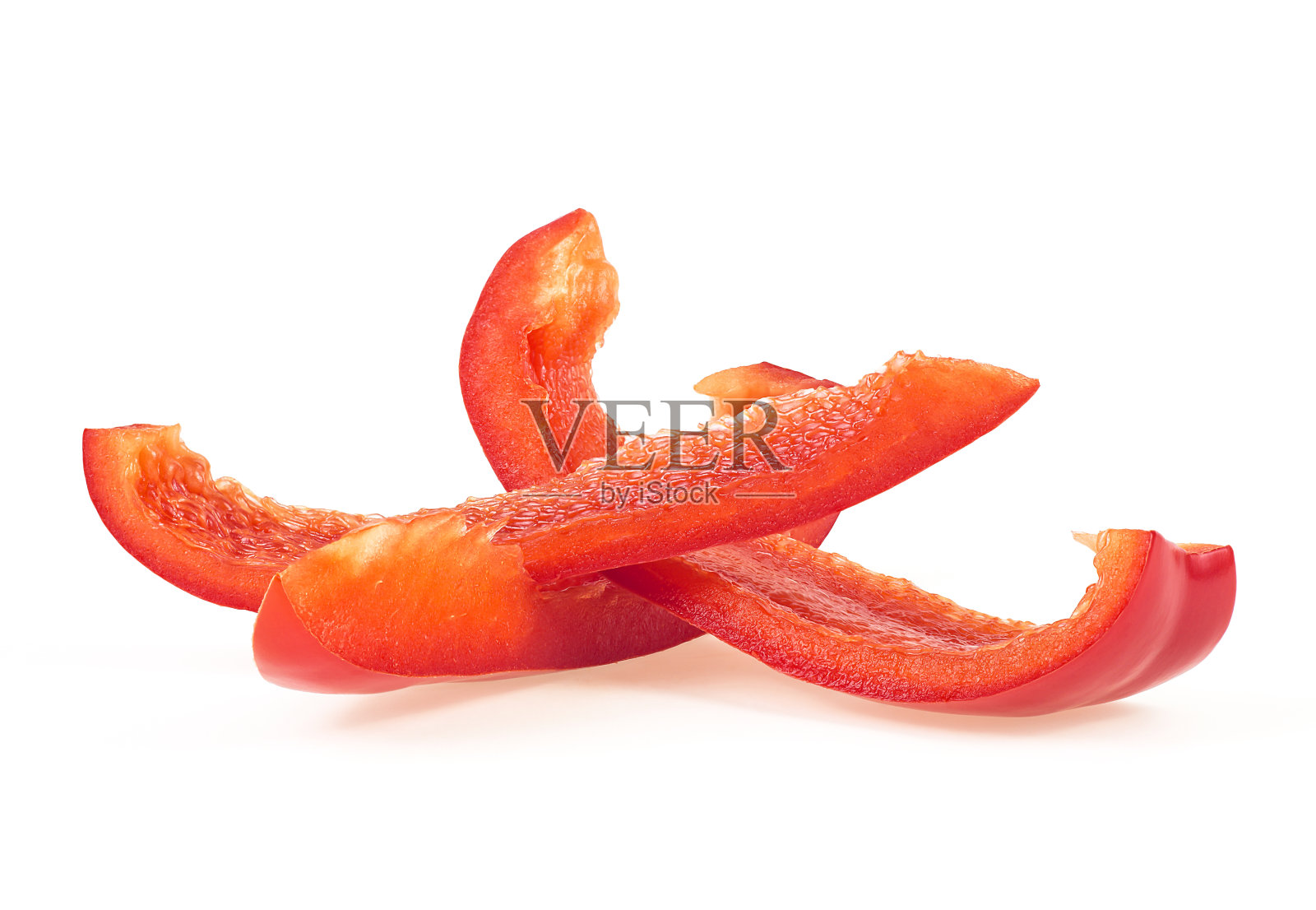 一片片红甜甜椒孤立在白色背景上，正面观。新鲜的保加利亚胡椒。照片摄影图片