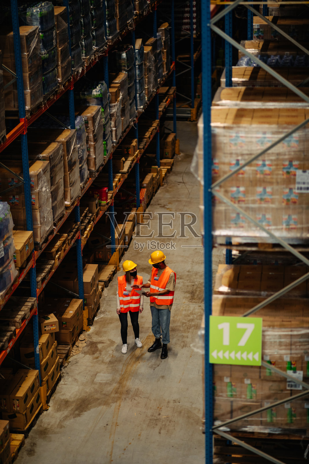 年轻的男人和女人一起在仓库工作照片摄影图片
