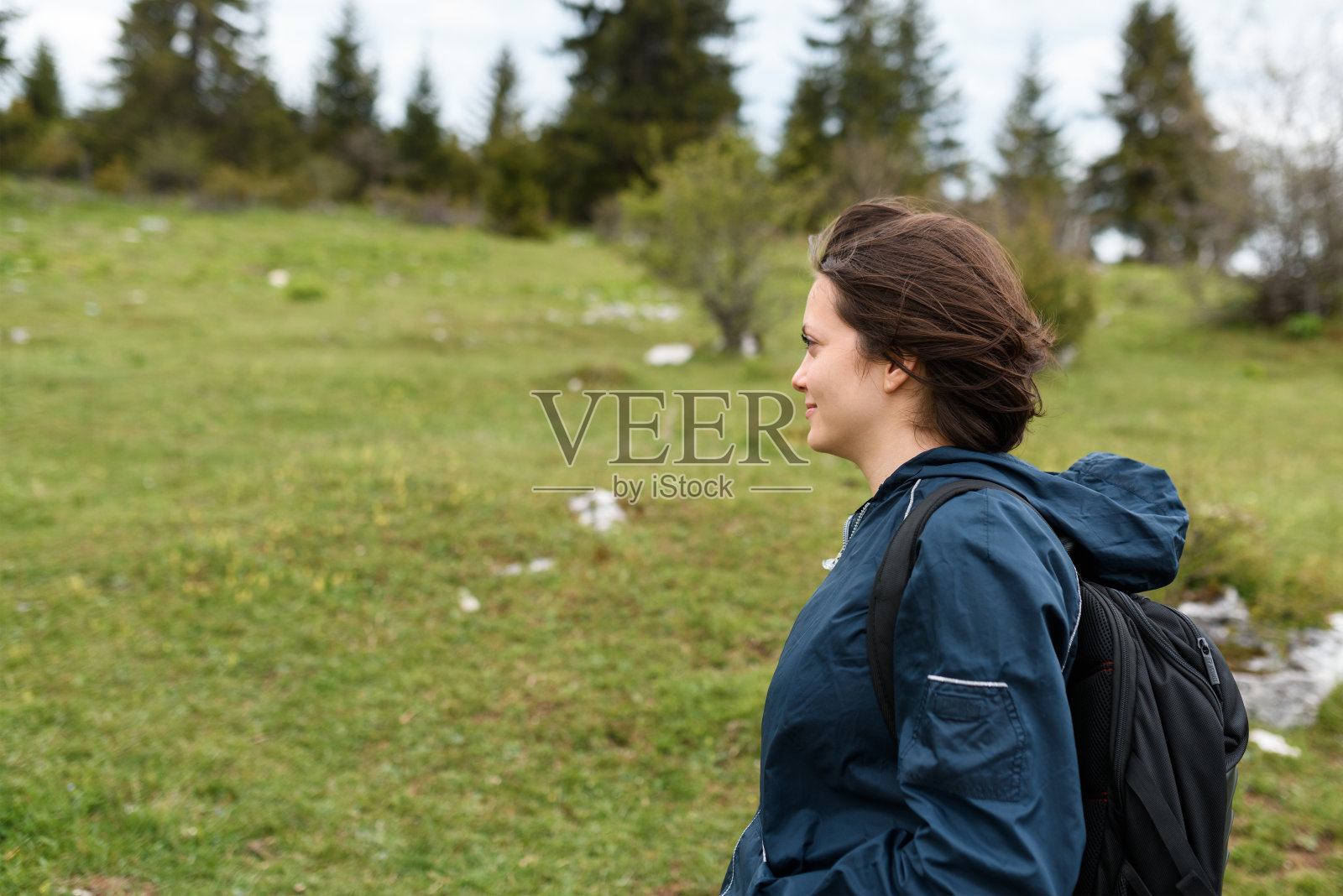 一个背着背包徒步旅行的女人的肖像。照片摄影图片