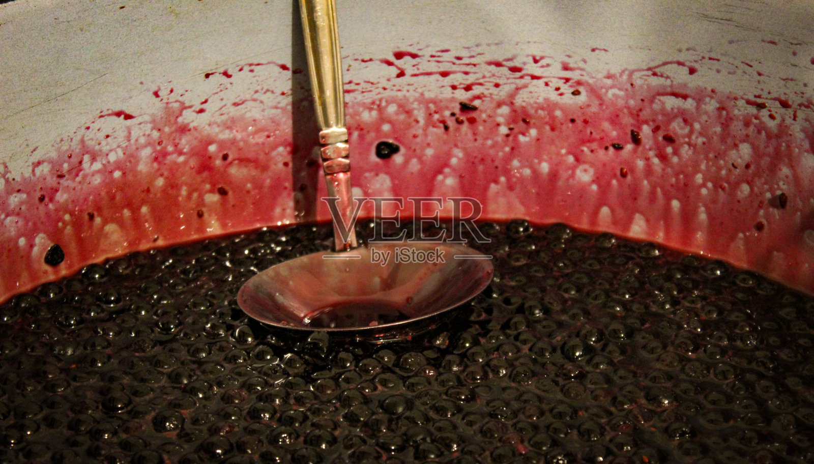 横幅。秋莓是用来做果酱的。烹饪野樱桃果酱。野樱桃浆果。Aronia。用勺子舀在锅里。照片摄影图片