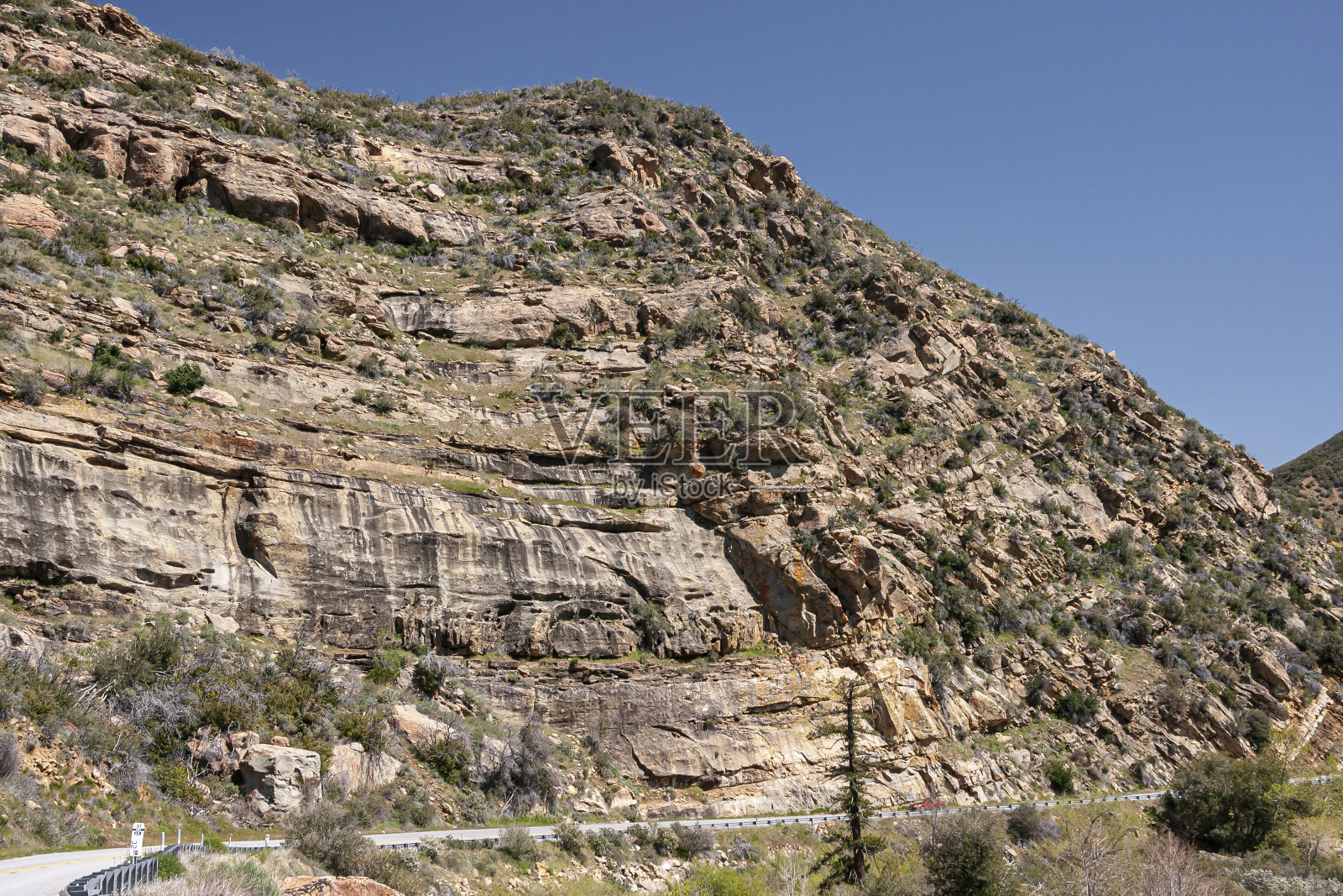 美国加利福尼亚州洛斯帕德雷斯国家森林的棕色悬崖。照片摄影图片