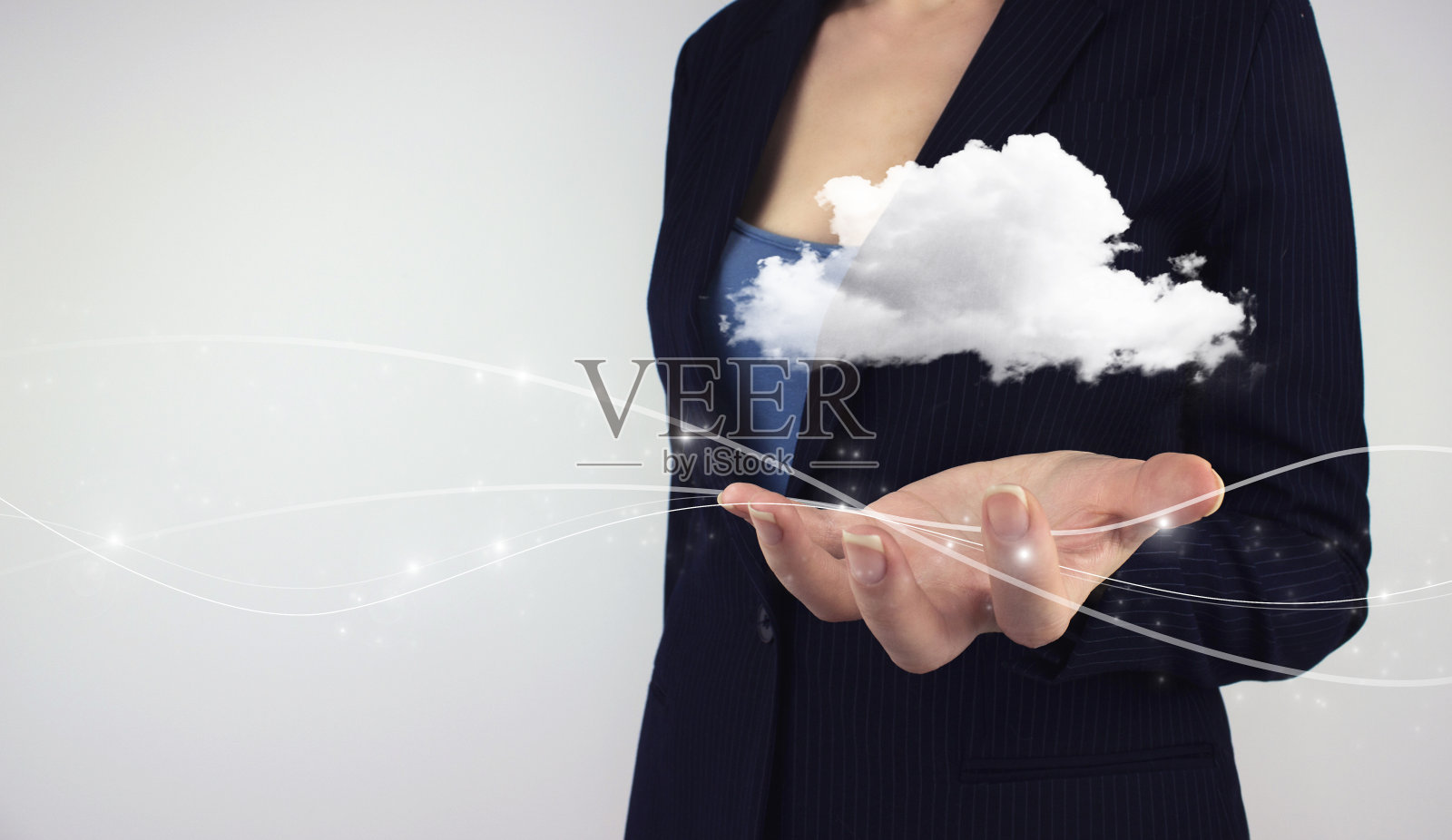 云计算的概念。手持数字全息图数据云上的灰色背景。照片摄影图片