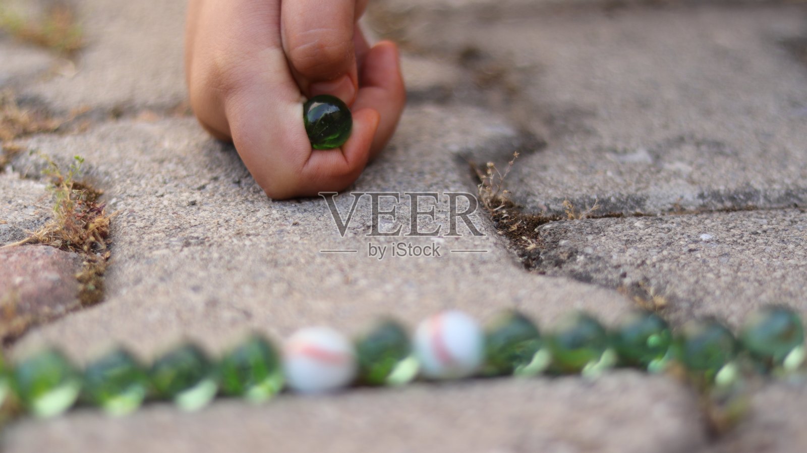 儿童玻璃球游戏照片摄影图片