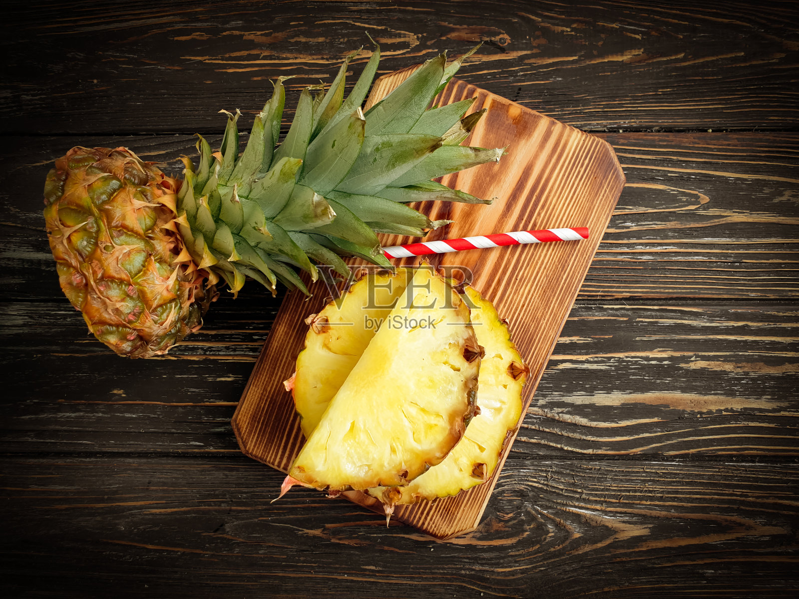 新鲜的切片菠萝在木制背景照片摄影图片