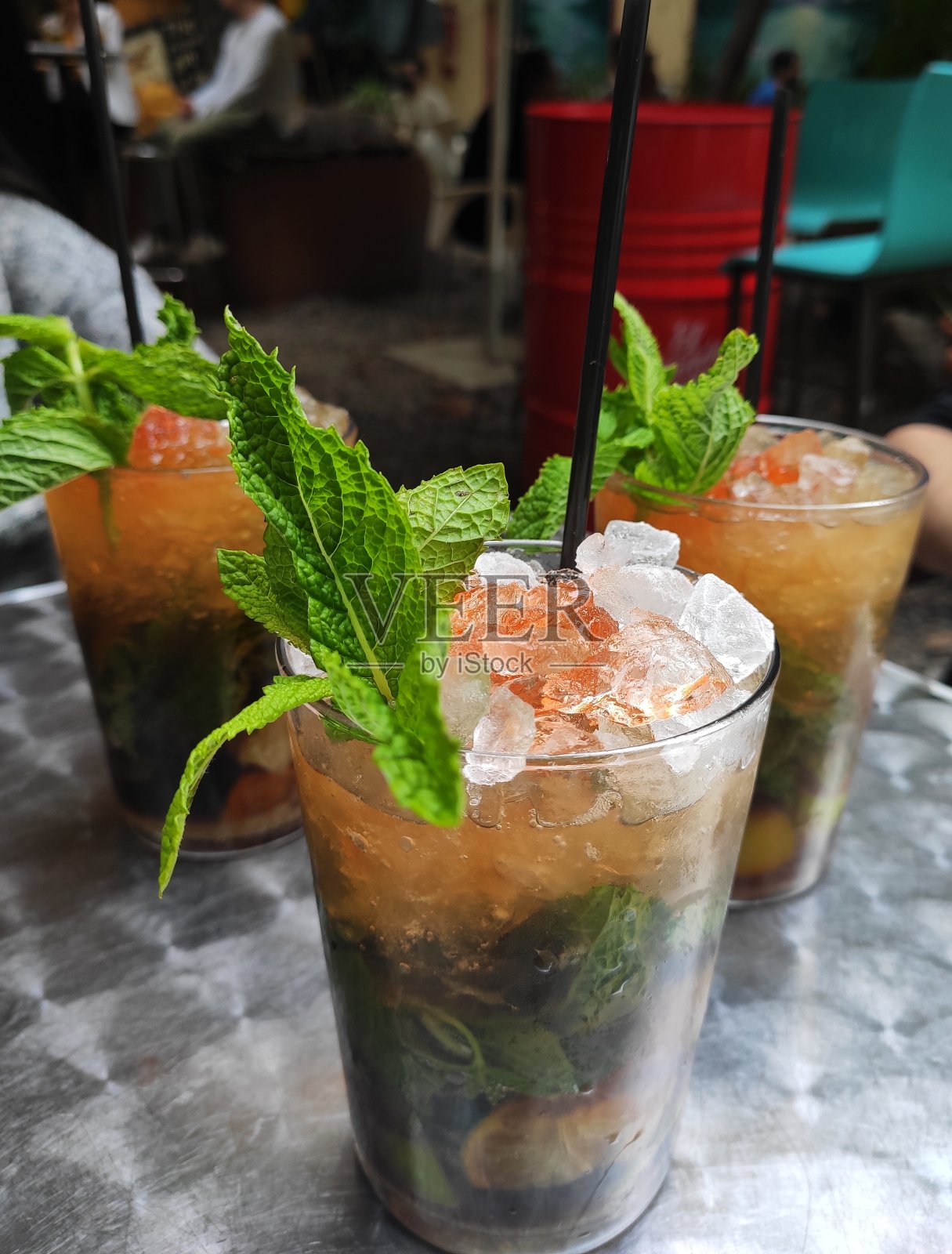 另一家酒吧的桌上放着加冰的莫吉托照片摄影图片