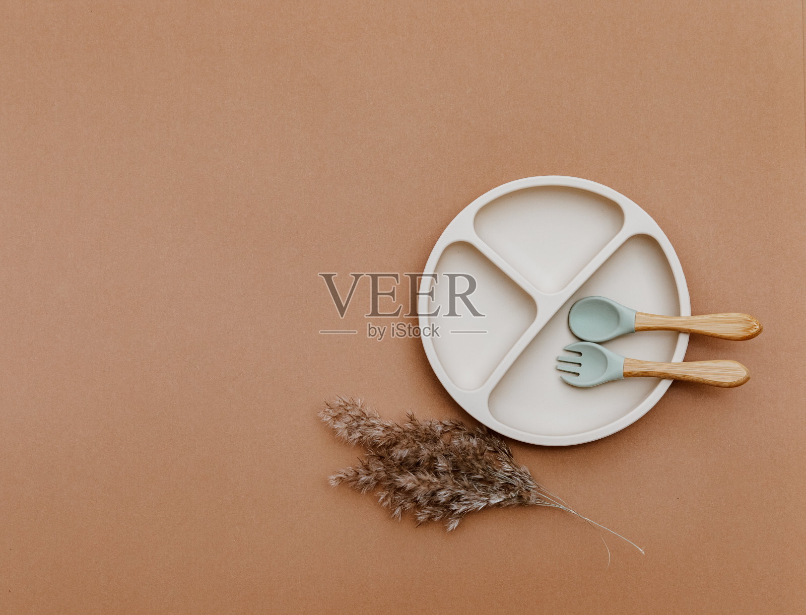 在棕色背景上添加婴儿食品配件。中性柔和的颜色照片摄影图片