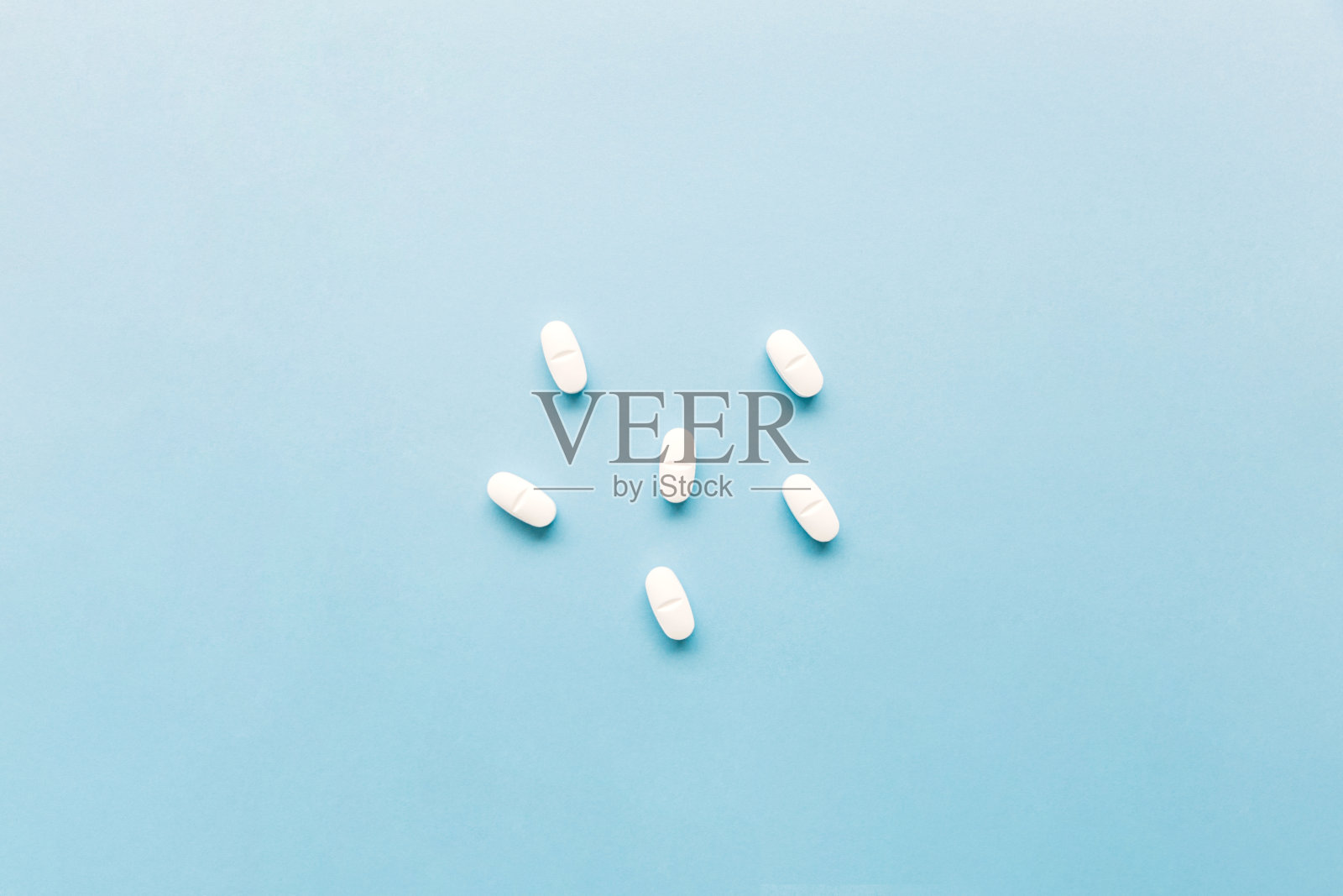 蓝色背景的药丸照片摄影图片