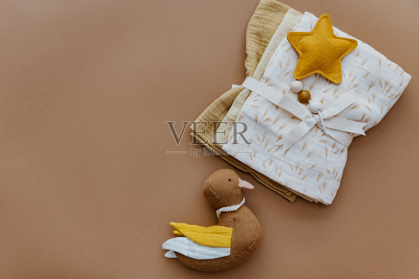 编织玩具的孩子，婴儿职员，新生儿配件在棕色的背景。一套中性新生儿配件。平躺，俯视图照片摄影图片
