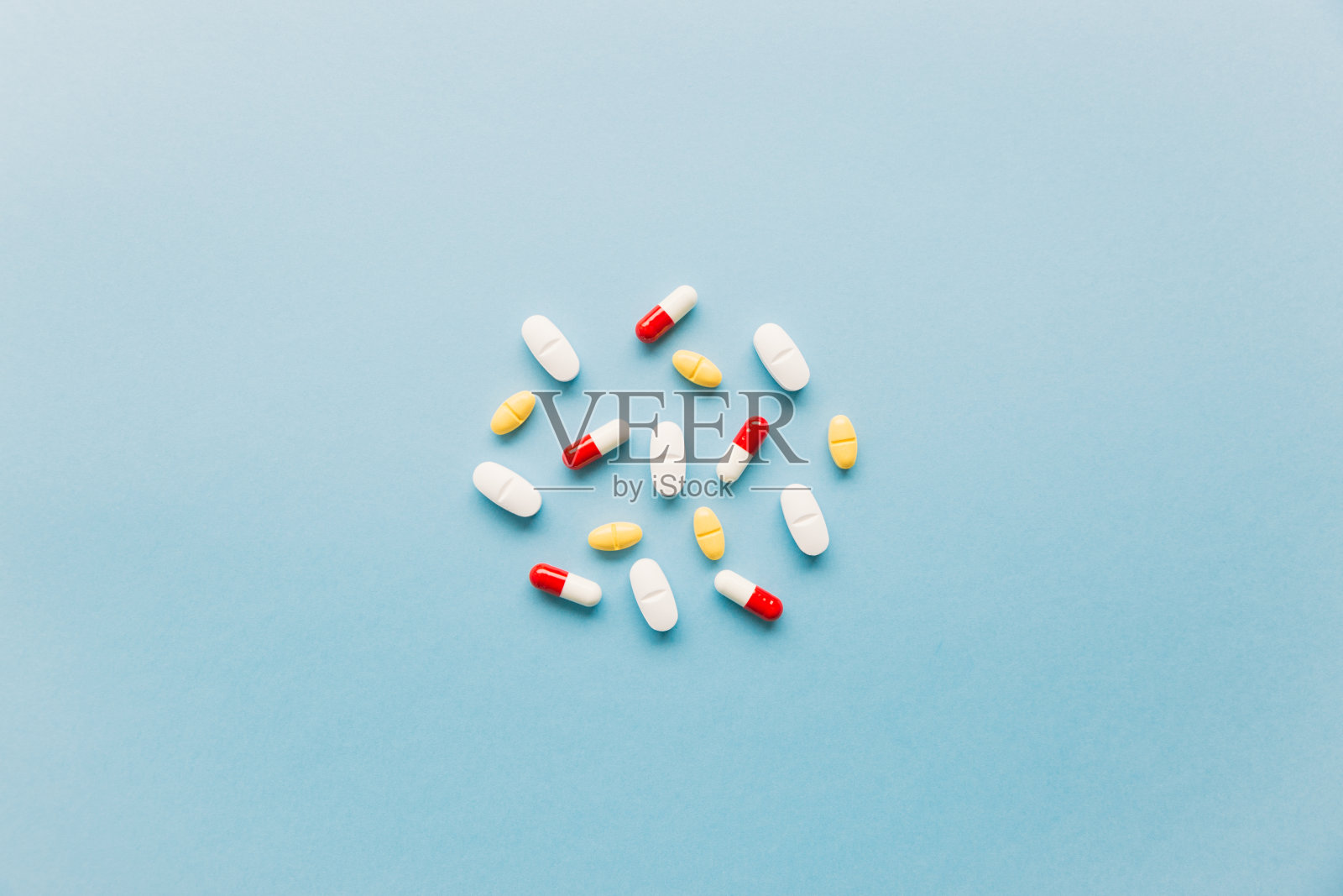 蓝色背景上的一组不同的药片照片摄影图片