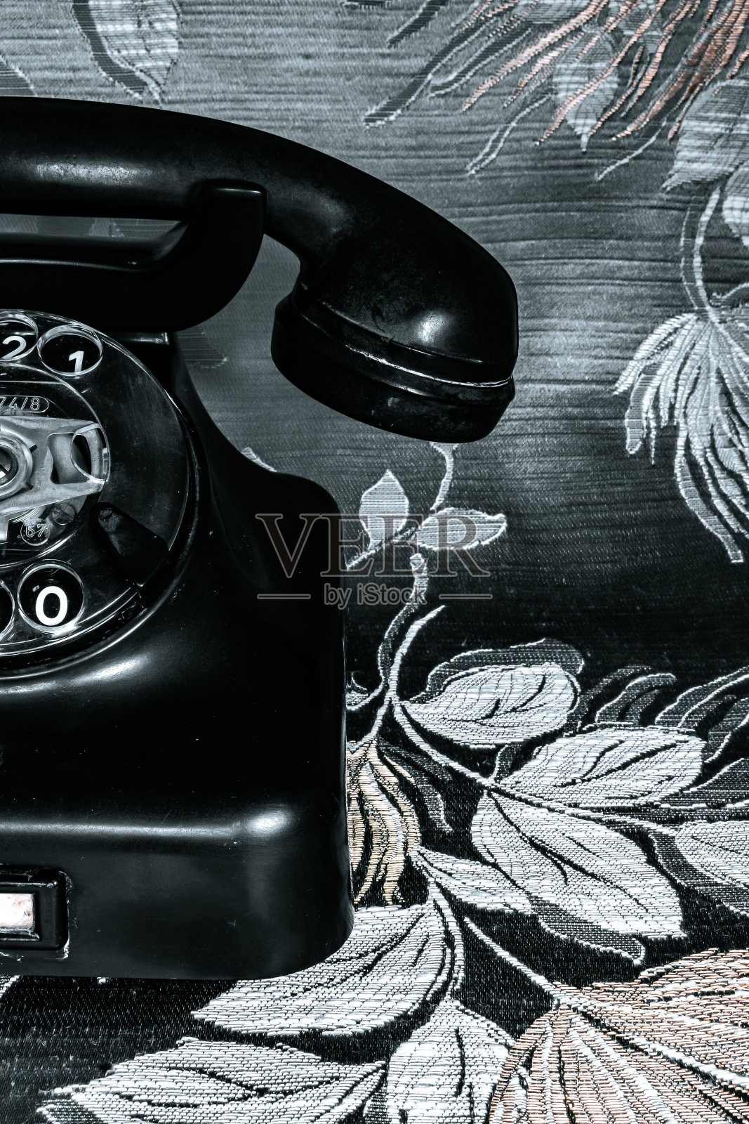 特写的老黑色复古电话上的花背景照片摄影图片