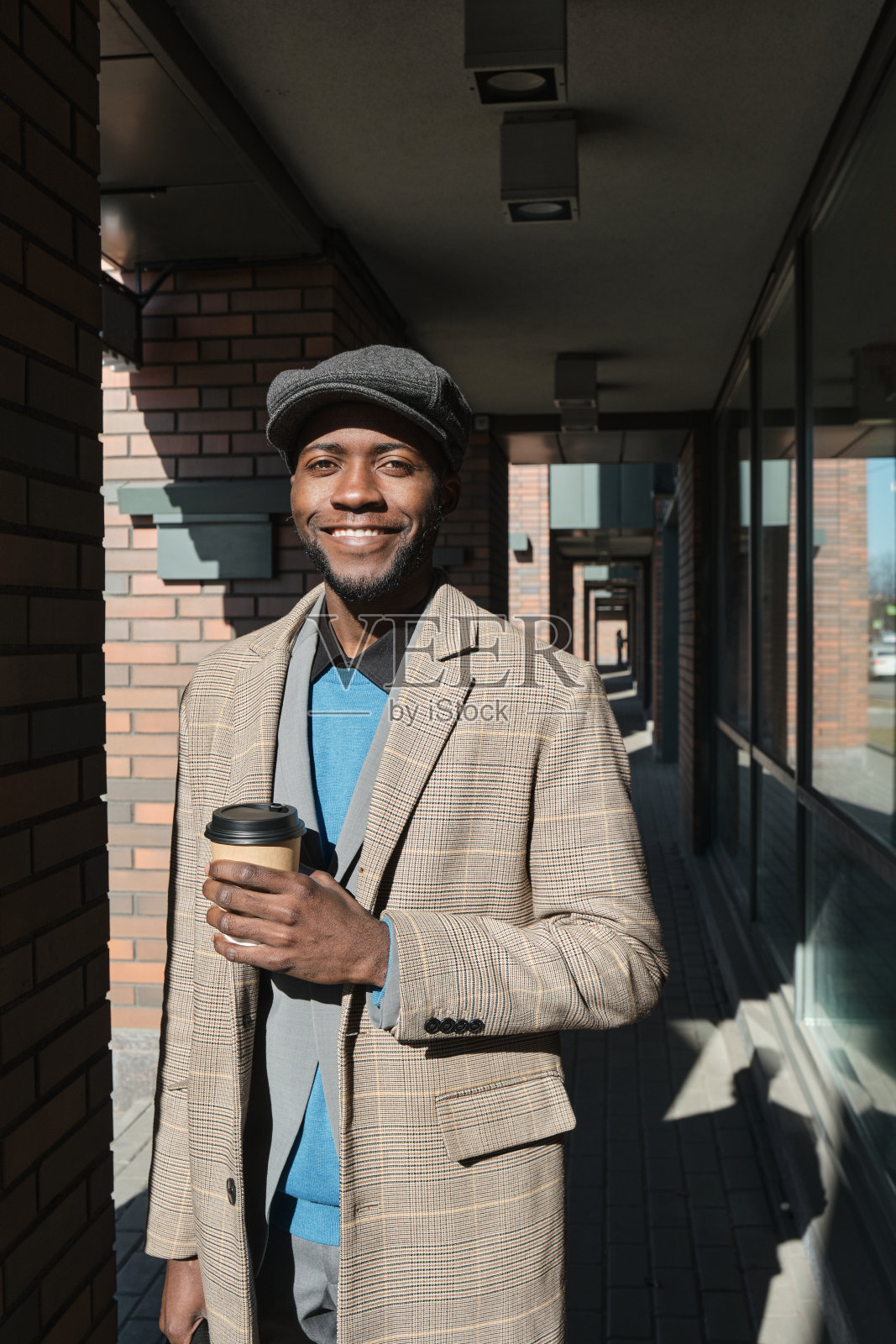 喝咖啡的快乐男人照片摄影图片