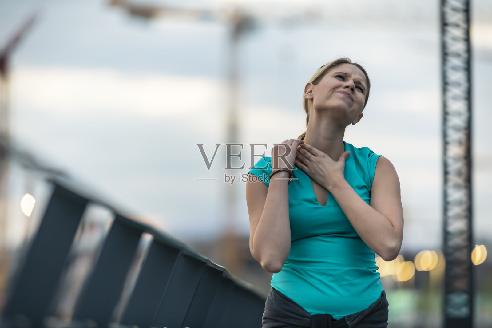一名年轻女子在晨练时颈部受伤照片摄影图片