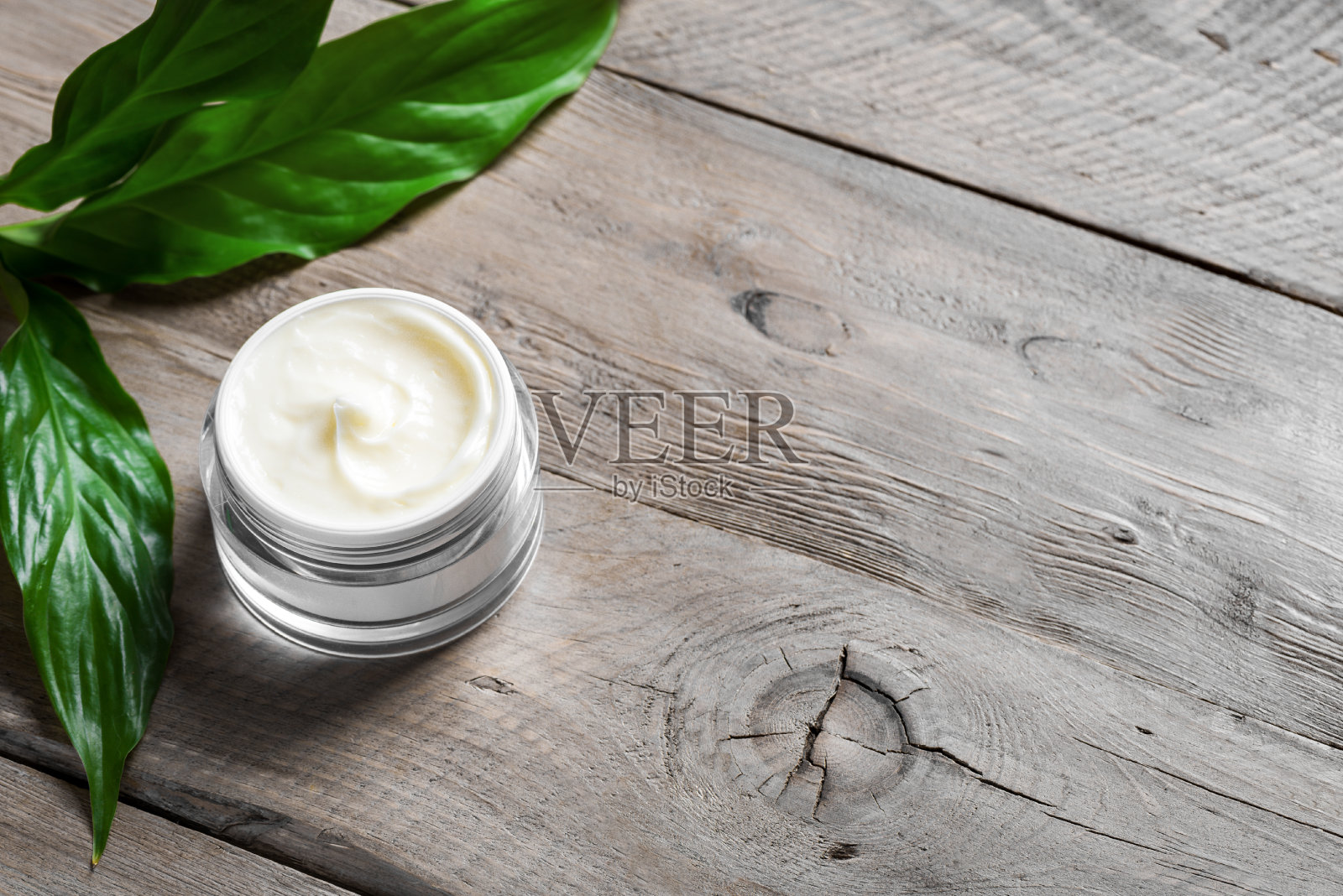 化妆霜和绿叶的罐子照片摄影图片