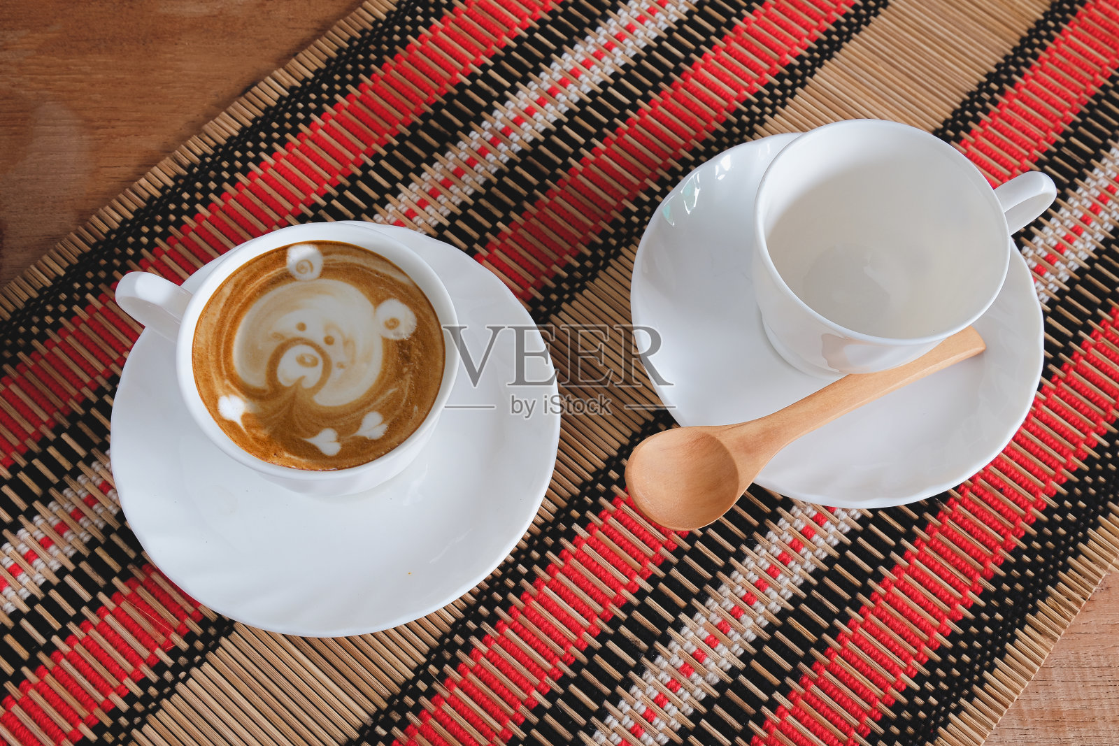 新鲜的咖啡和美丽的拉花艺术表面。照片摄影图片