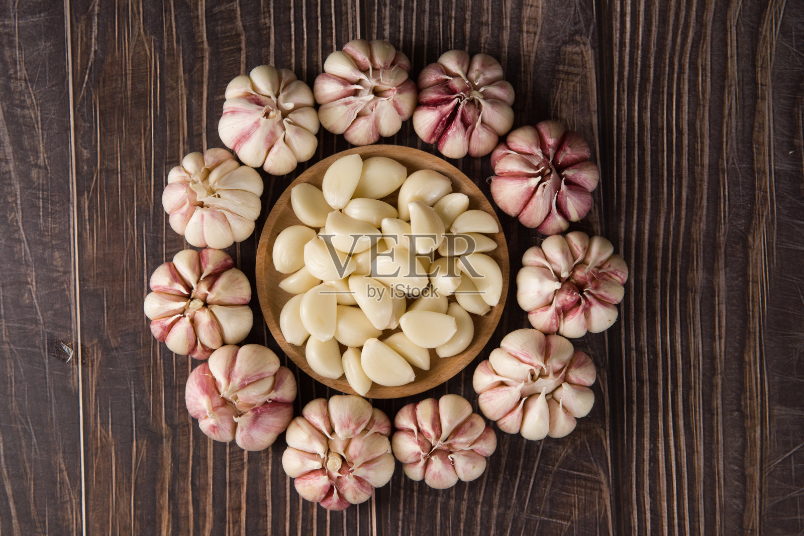 蒜瓣和大蒜球在古老的木材背景照片摄影图片