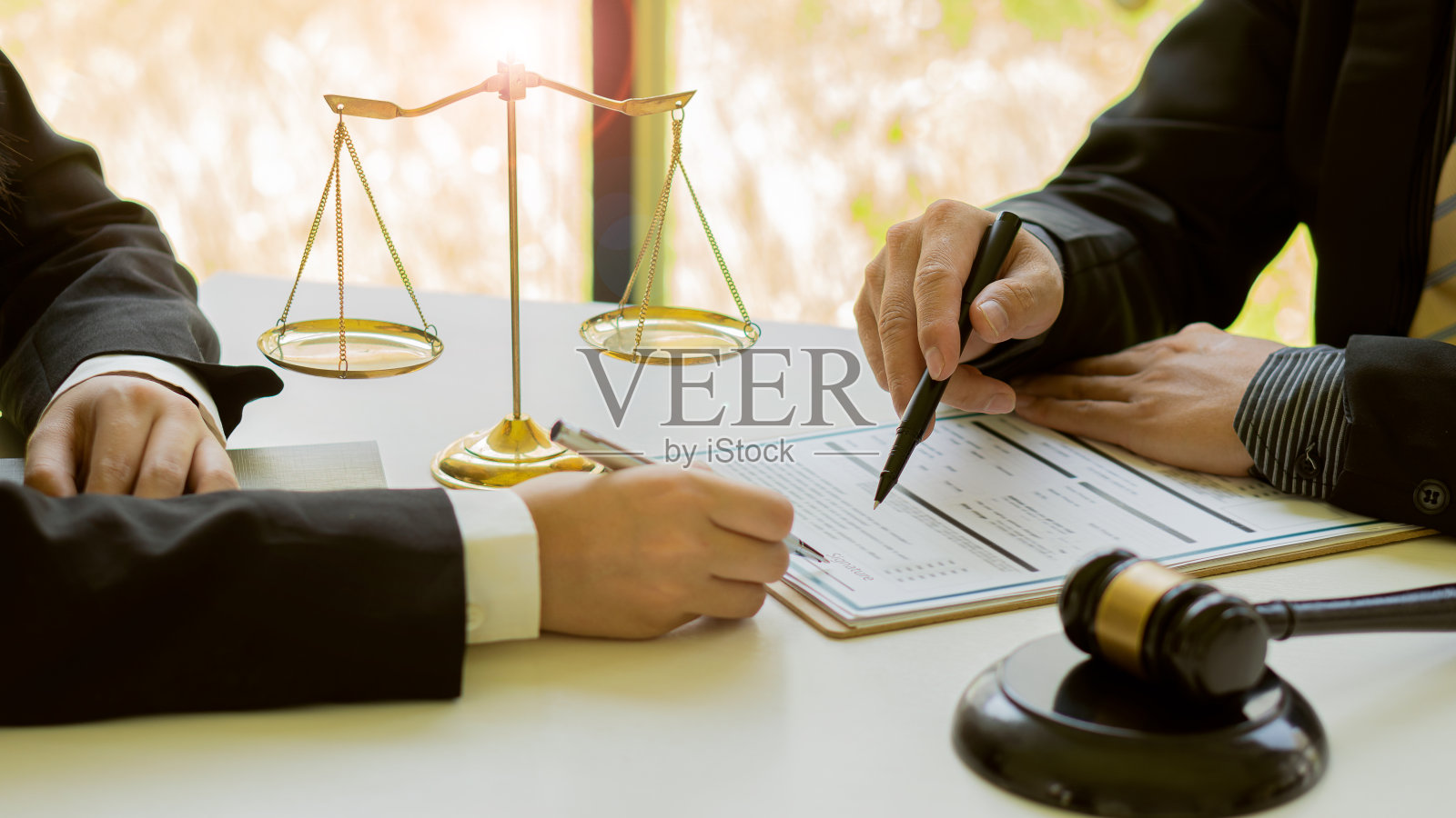 女商人，律师顾问办公室与前置法官锤子和正义天平与笔记本电脑，律师概念和法律顾问。照片摄影图片