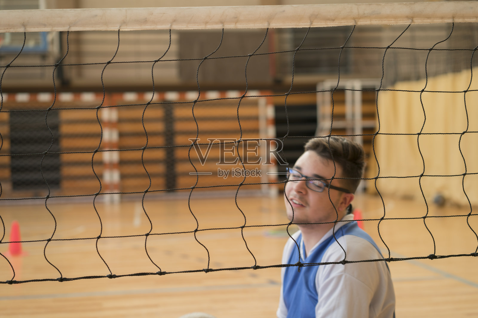 快乐的残疾排球运动员在室内球场照片摄影图片