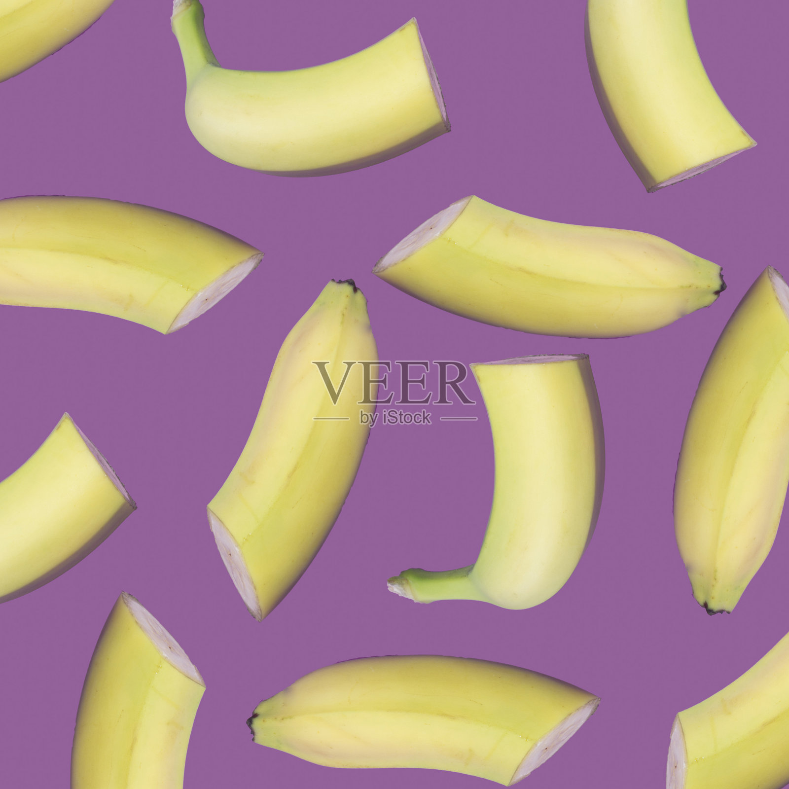 香蕉片搭配时尚的淡粉色背景照片摄影图片