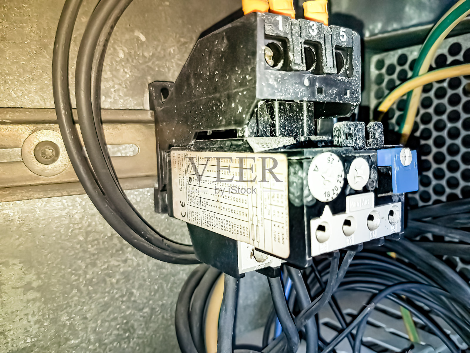 维修塔吊电气系统，清洁磁力，电工维修电梯电气，检查安全线路。照片摄影图片