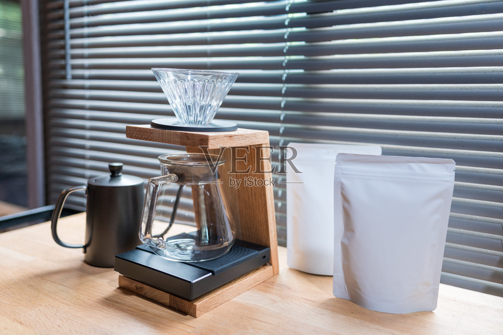 手工滴滤咖啡，咖啡师制作滴滤咖啡与模型空白包装咖啡可选的方式冲泡咖啡店概念。照片摄影图片