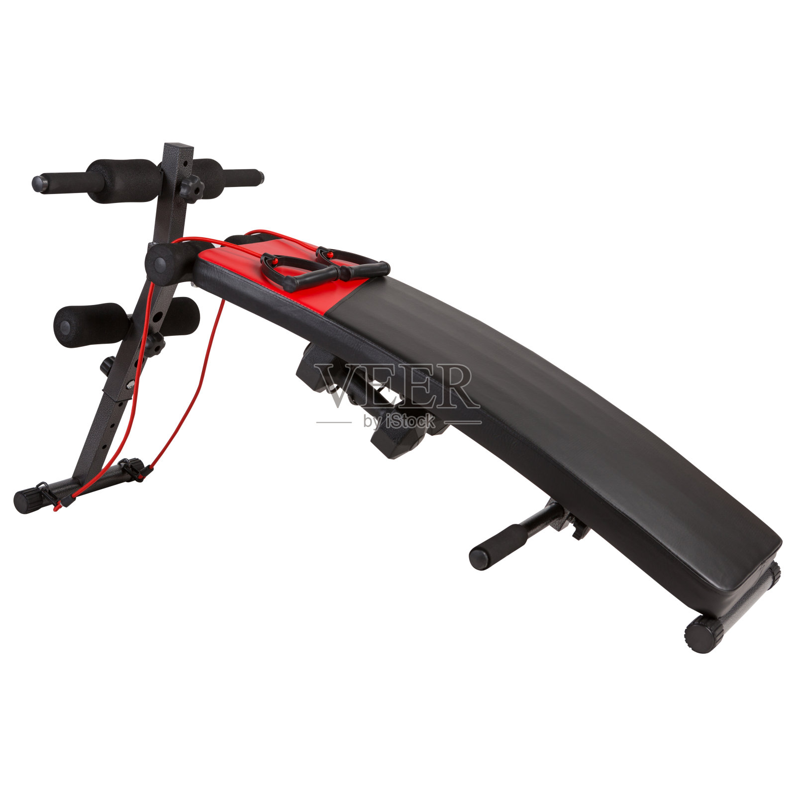 运动弯曲凳用于举重和健身，配有阻力带和哑铃，对角线排列照片摄影图片