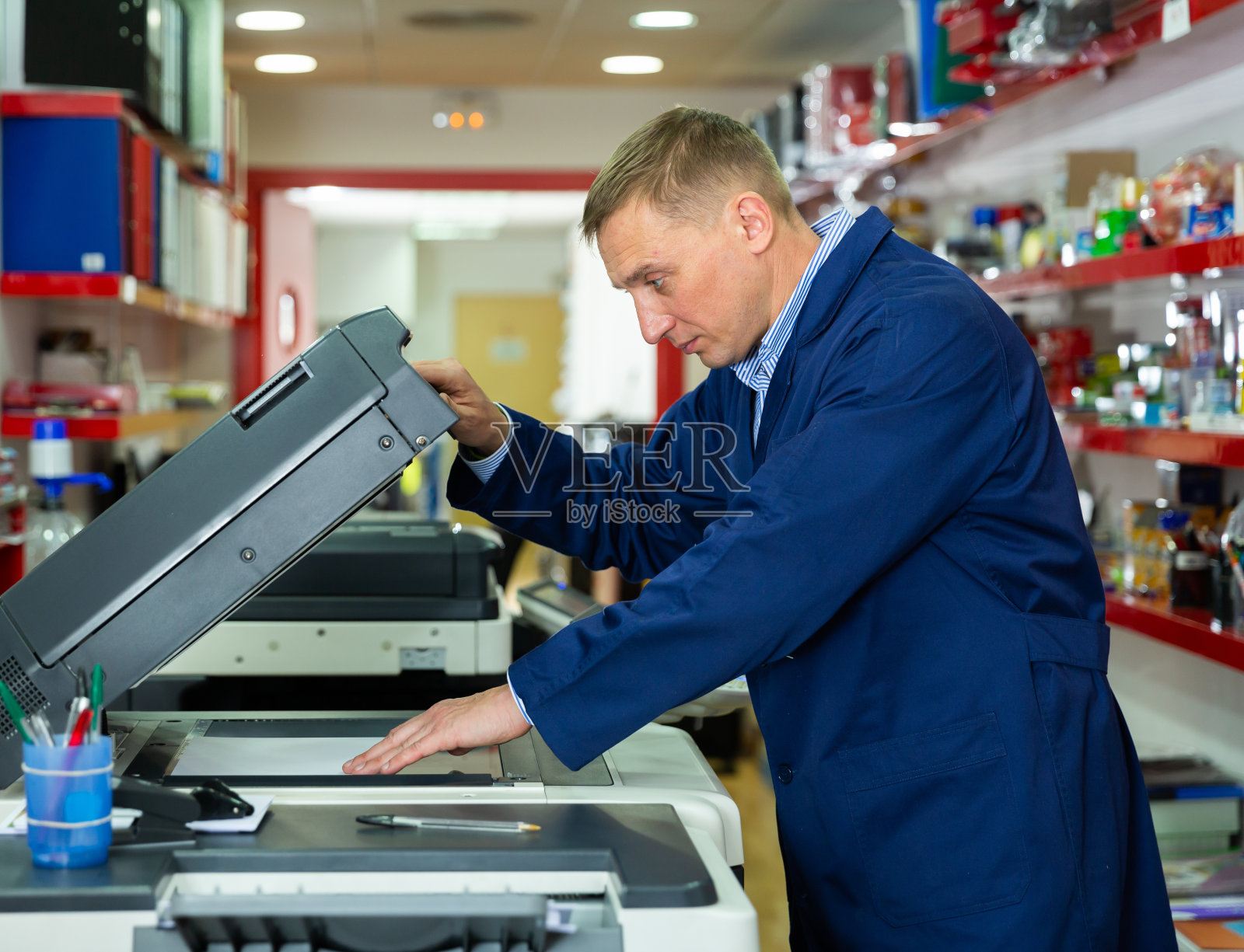 服务工程师使用复印机照片摄影图片