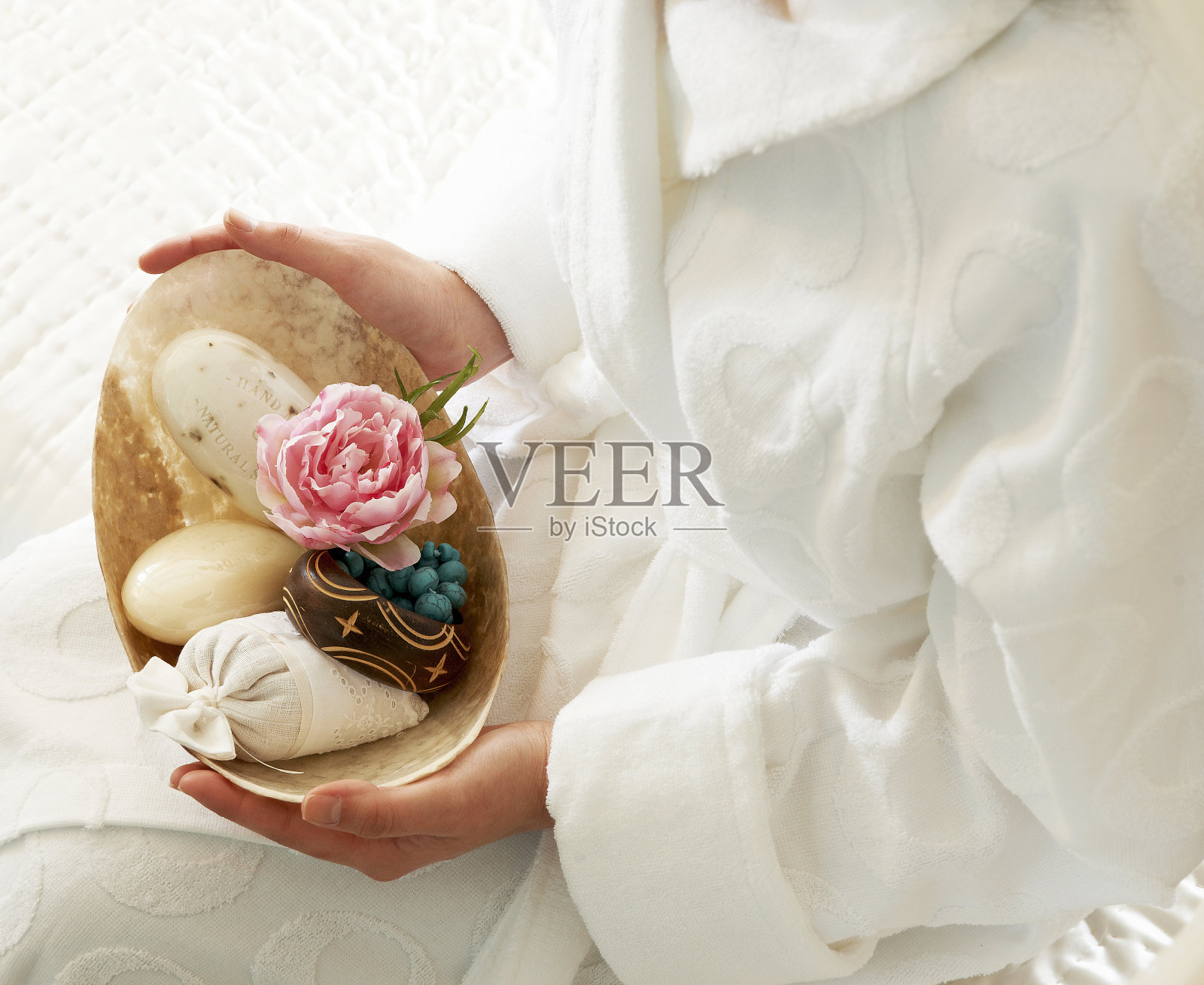 阅览室、书架、旧砖墙、舒适的室内装饰照片摄影图片