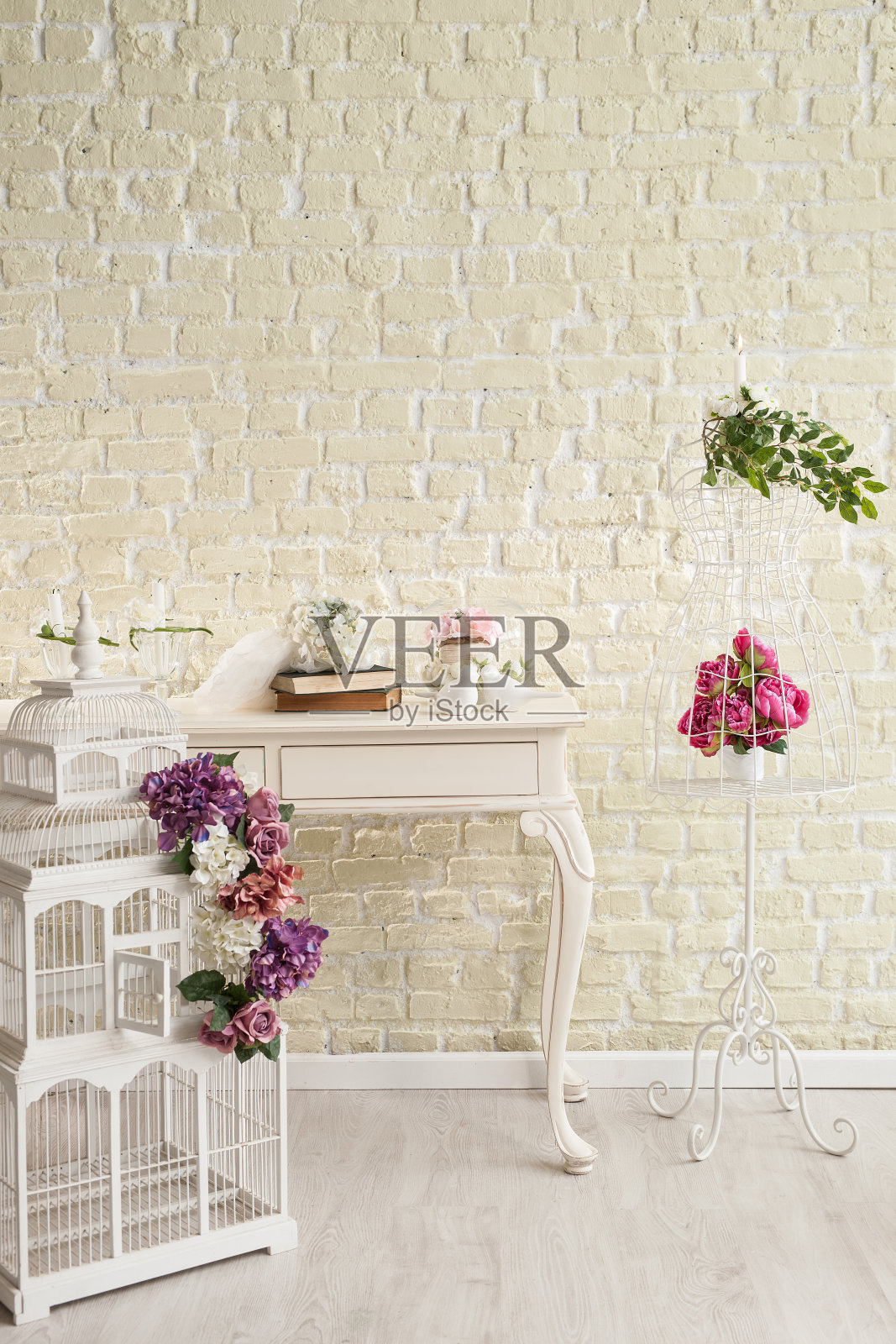 阅览室、书架、旧砖墙、舒适的室内装饰照片摄影图片