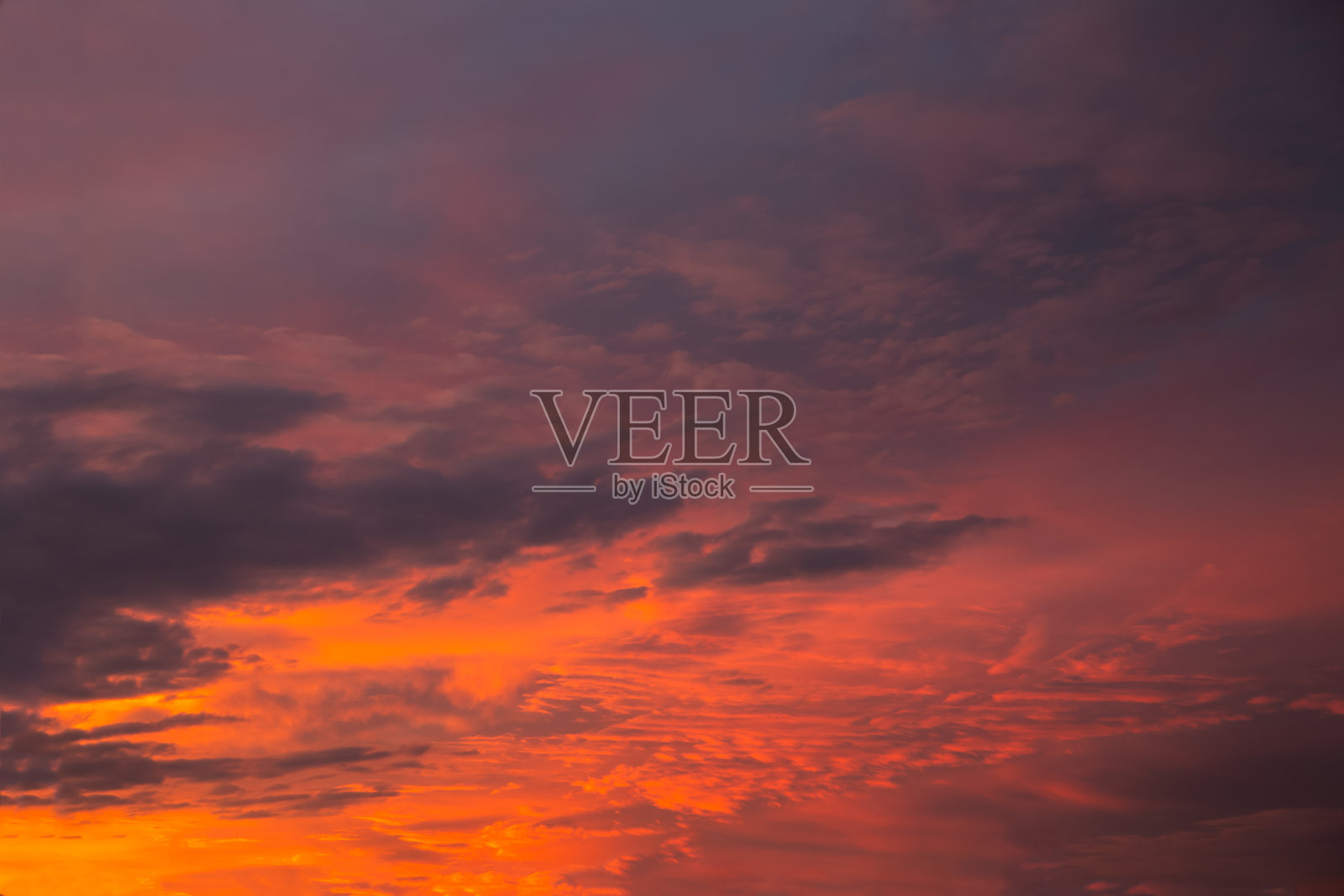 美丽的天空。日落或日出时间。惊人的紫色云。软焦点的照片。照片摄影图片