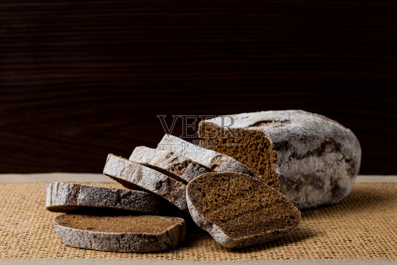 黑麦面包和一些面包片照片摄影图片