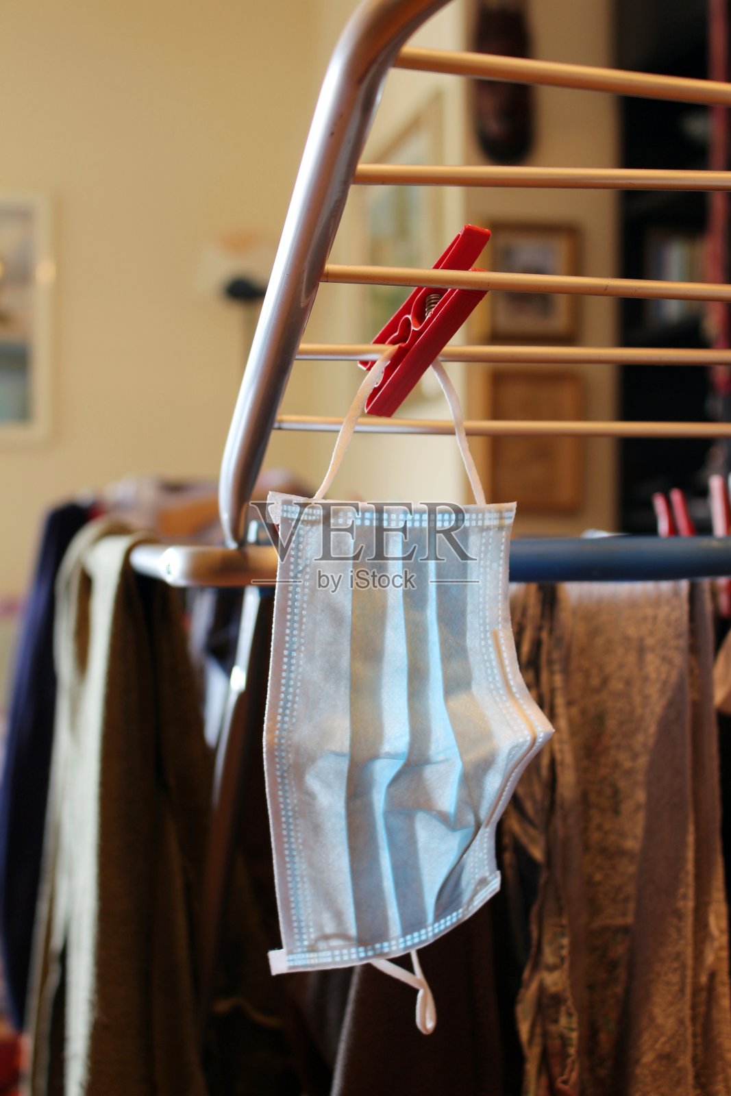 一次性医用口罩可悬挂Covid-19照片摄影图片