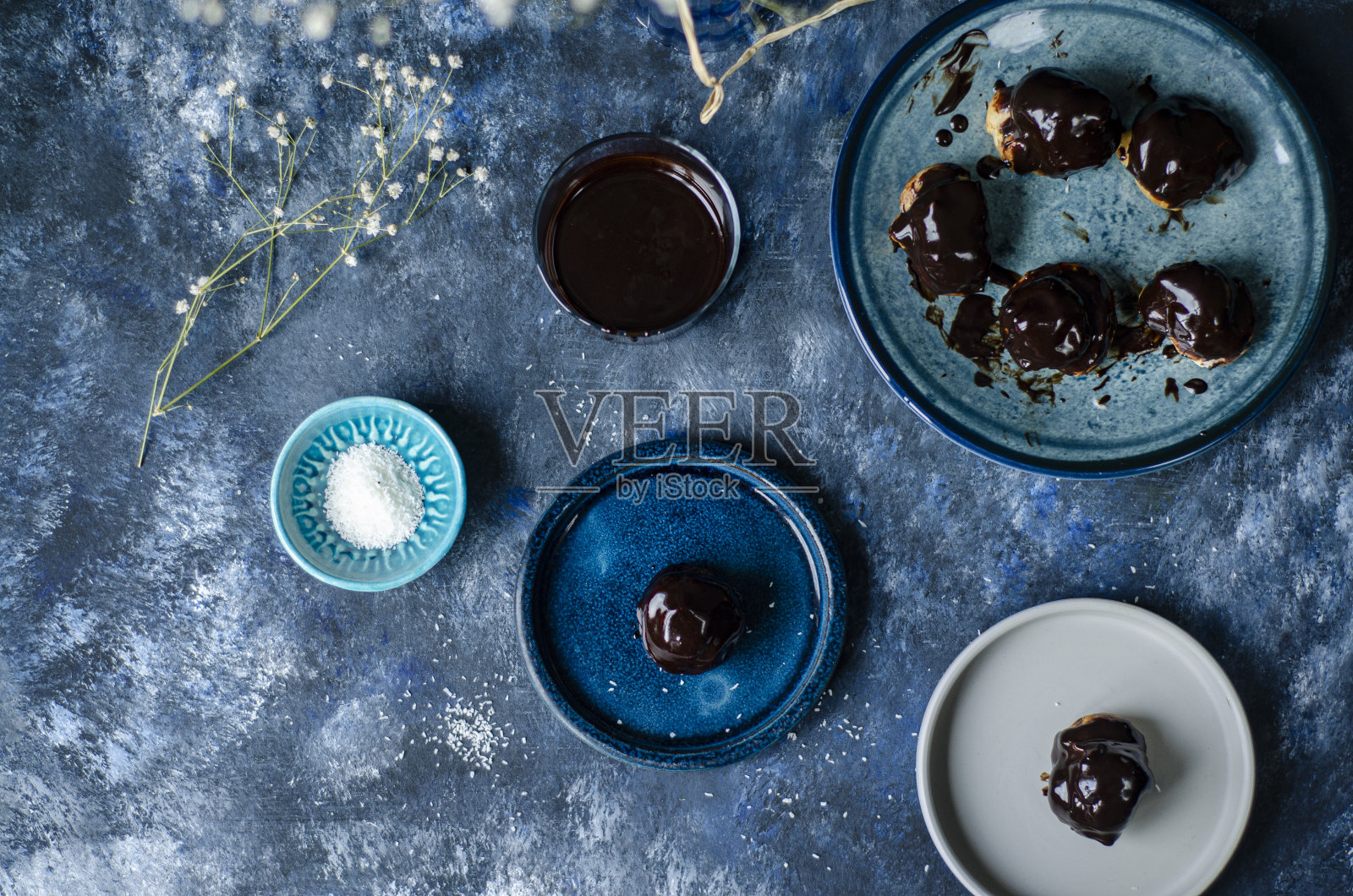 巧克力粉，蓝色背景上的糖粉照片摄影图片