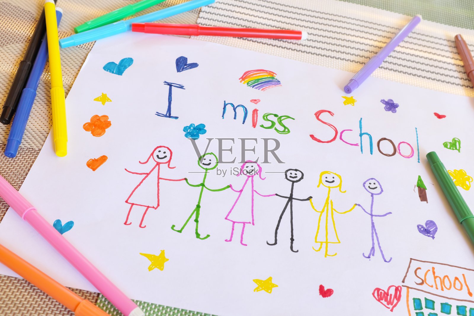 我想念学校纸上的留言。covid-19大流行期间在家上学的悲伤概念。照片摄影图片