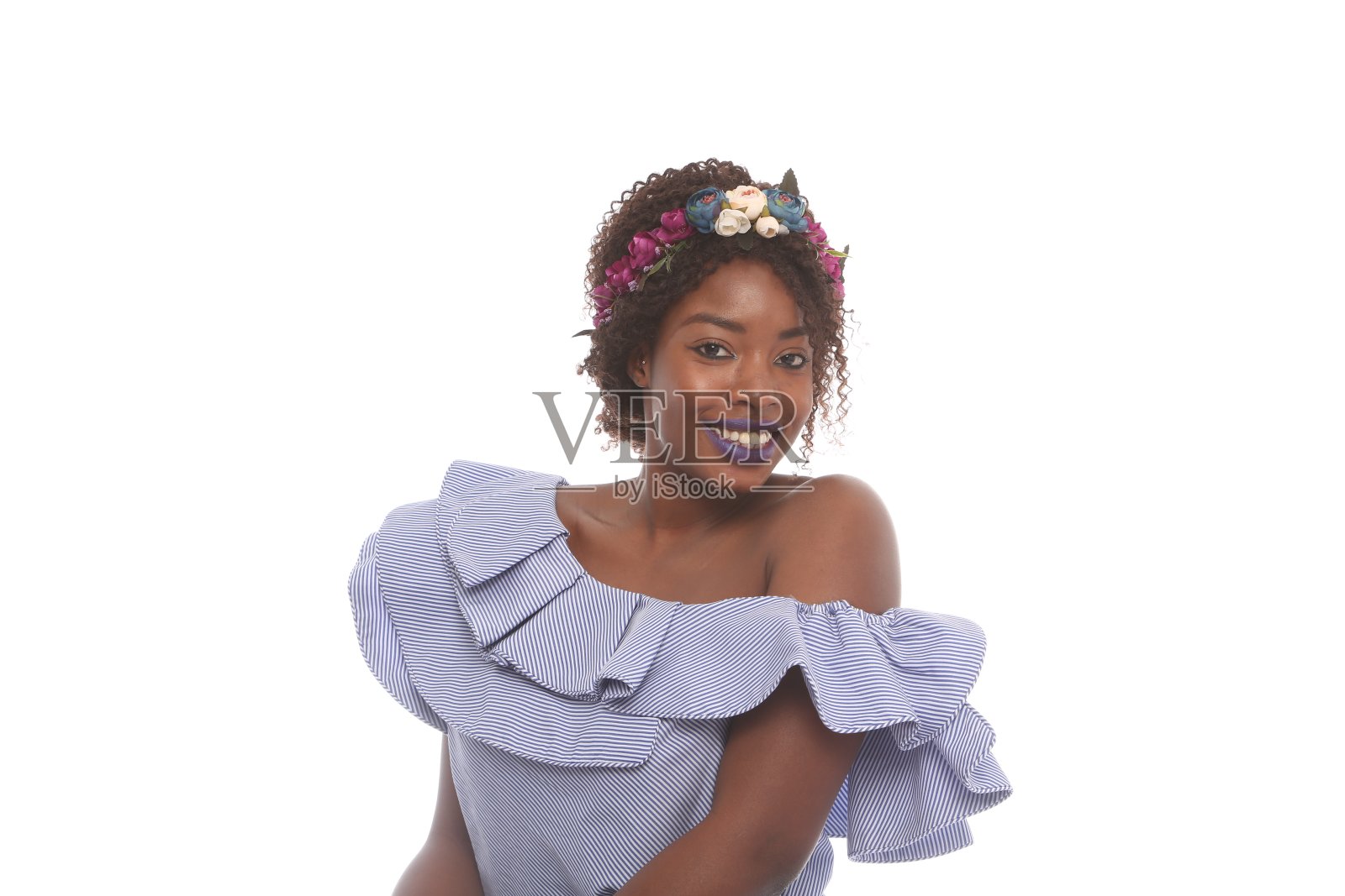 年轻美丽的非洲裔美国女人穿淡紫色衬衫前面的白色背景照片摄影图片