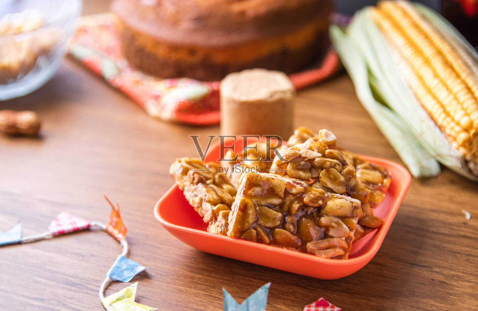 男孩脚，花生糖典型的节日胡尼纳节。照片摄影图片